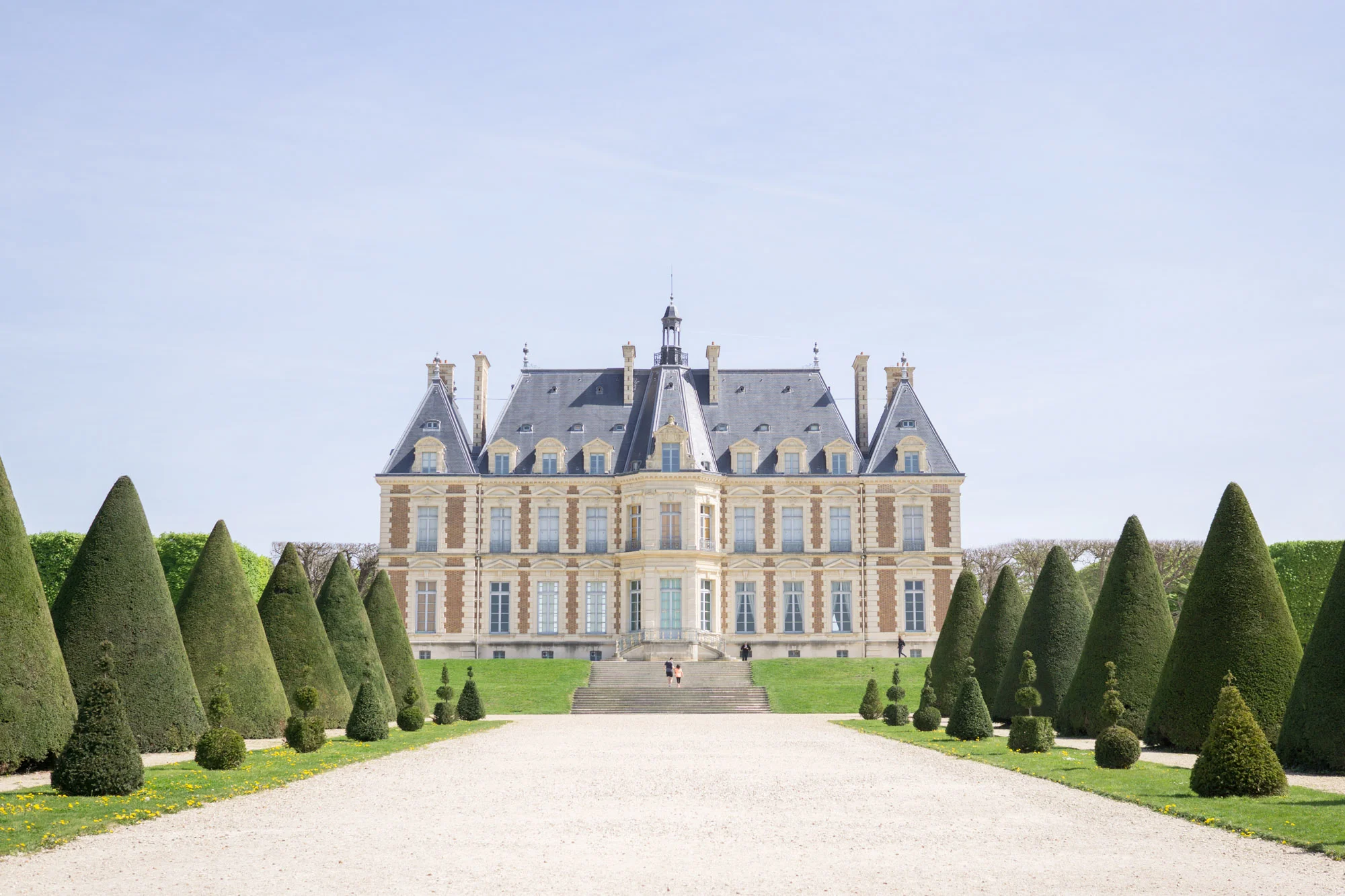 Parc de Sceaux | Paris Day Trip | Experience The Pink Orchard, a cherry blossom oasis within the Parc de Sceaux, with this floral filled travel guide.