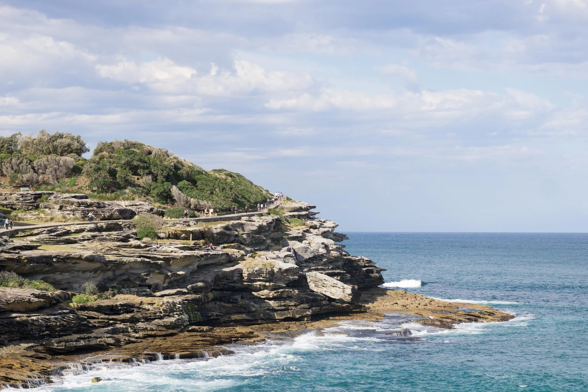 Dive in to discover an iconic Sydney coastal walk that is a favourite amoung locals and tourists alike. | Bondi to Bronte Coastal Walk | Sydney Travel Tips