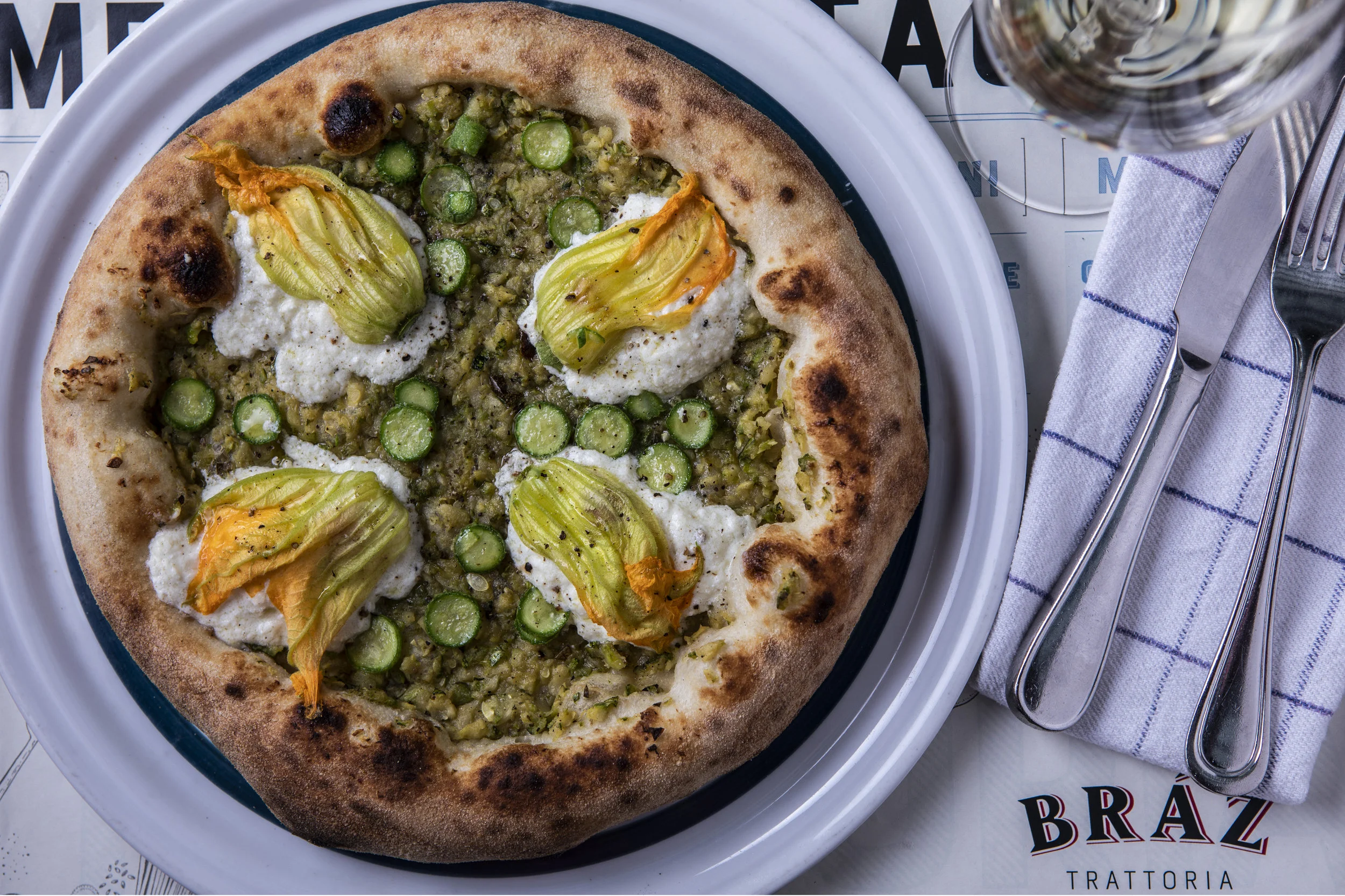 Uma pizza com flor para comemorar a primavera na Bráz Trattoria