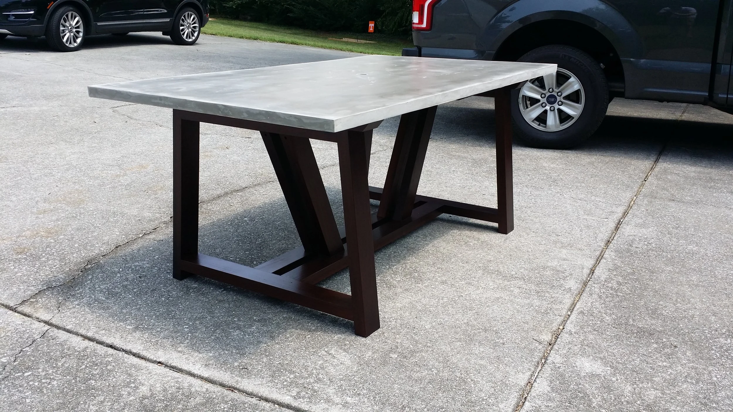concrete_patio_table_01.jpg