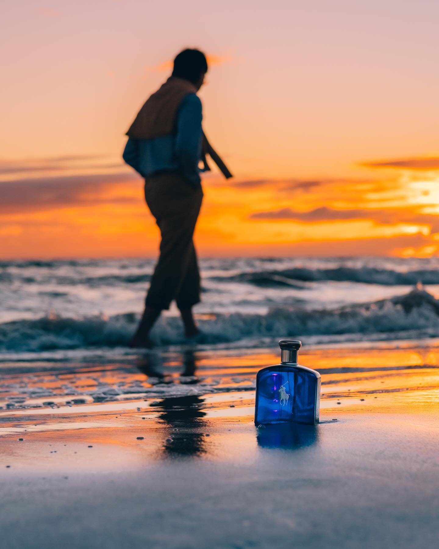 Sophisticated and masculine fragrance of @ralphlaurenfragrances #Poloblue strikes the perfect balance between the freshness and seductiveness 🌅💦

🌊 Top notes: Sea Notes, Bergamot and Cardamom
🌱 Mid notes: Basil, Verbena, Clary Sage and Orris
🪵 B
