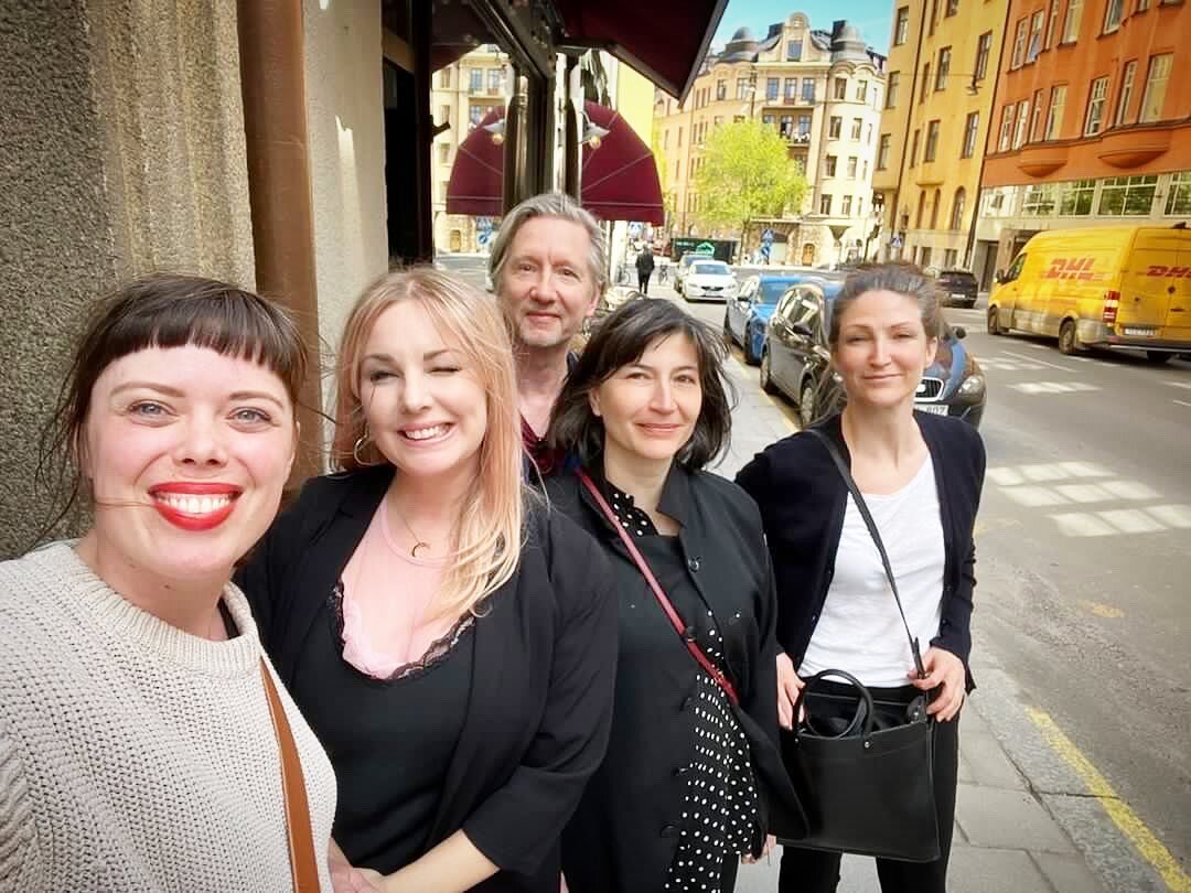 Firarlunch med det underbara teamet bakom &rdquo;Jag &auml;r inte h&auml;r, det h&auml;r h&auml;nder inte&rdquo;. F&ouml;rl&auml;ggare Johanna, som trodde p&aring; min id&eacute; och delade visionen om vad boken skulle bli. S&aring; trygg, varm och k