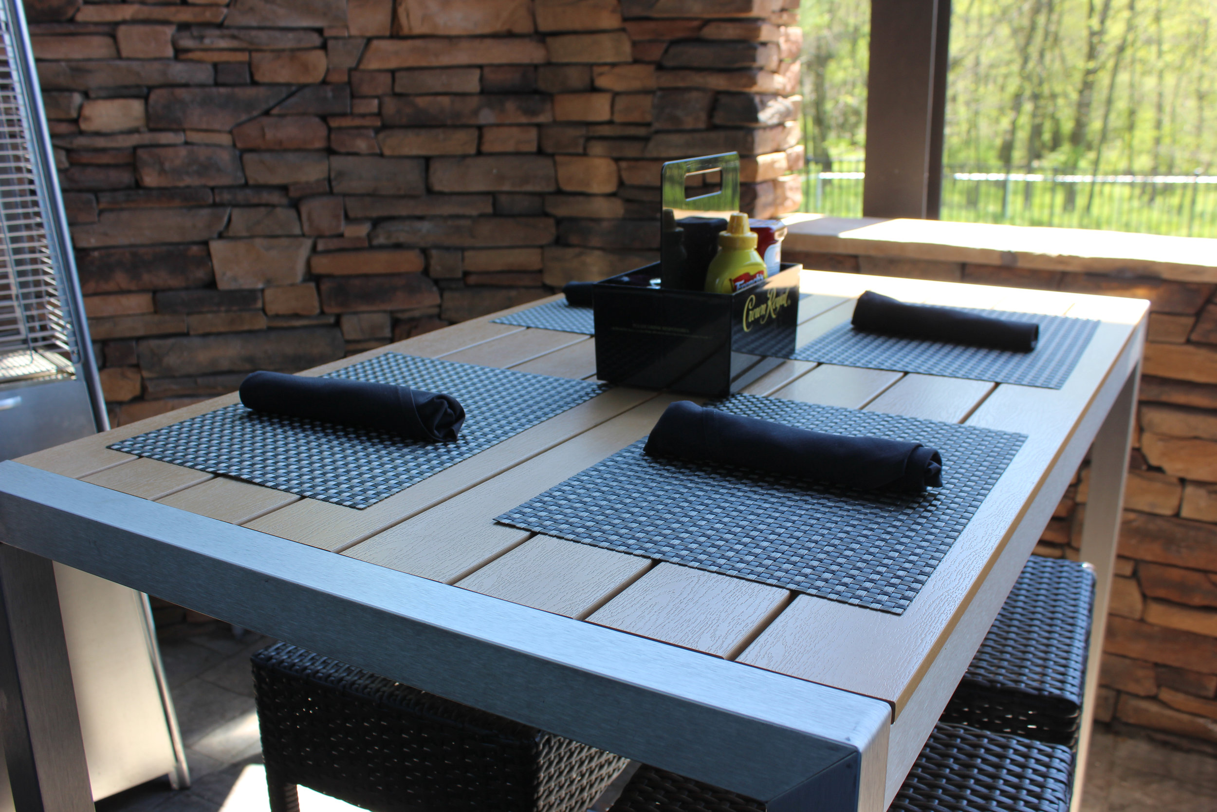 Theo's Bar and Grille