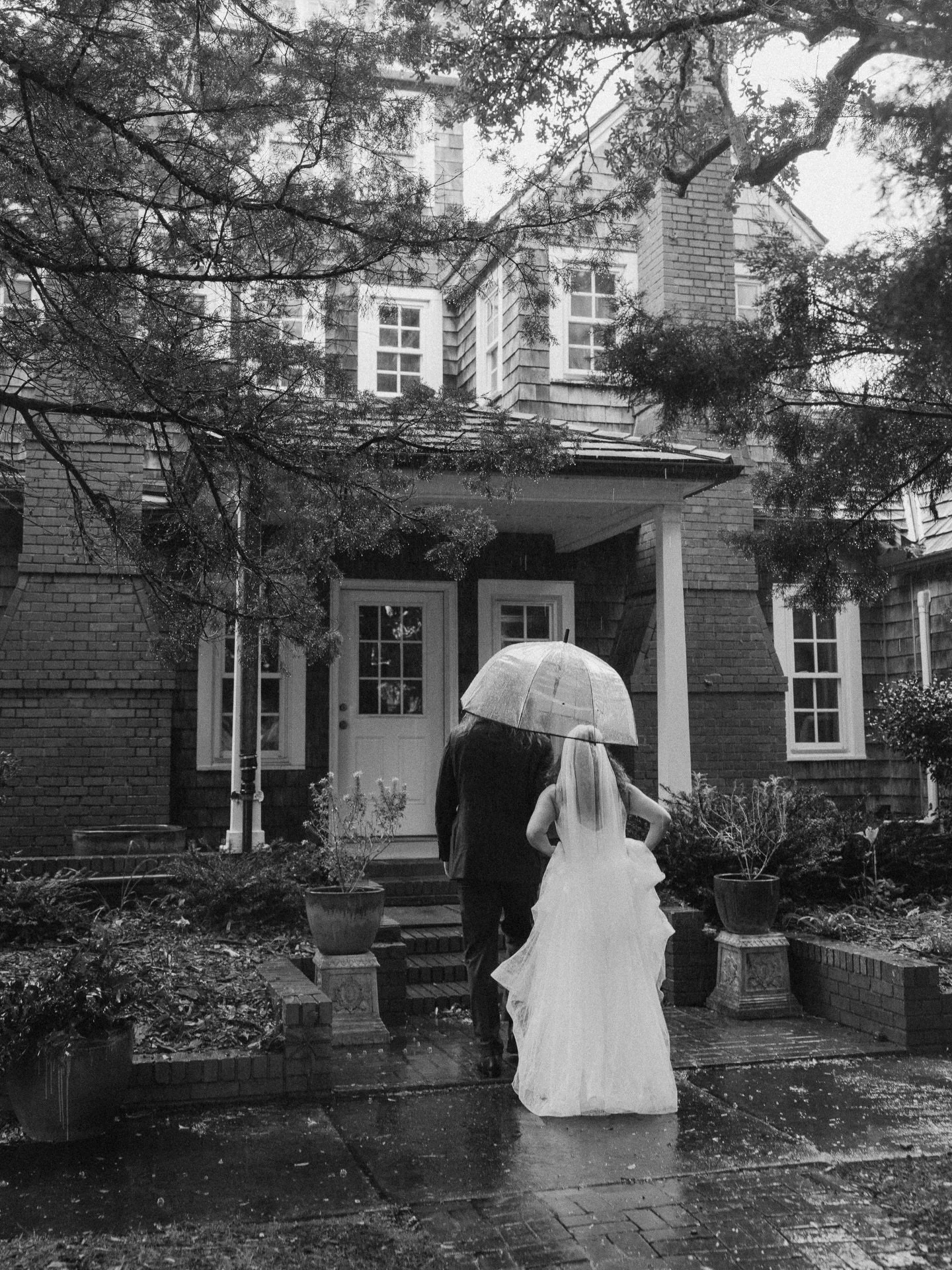 Grady &amp; Claire 🩷 mix of film and digital.
.
.
Venue: @theberkleymanor 
Planner: Phoebe Orr
Florals: Kaylee Sellars 
Cake: Amanda Gaskins Jackson
Catering: Lone Cedar &amp; Brian Rollins 
DJ: Julio Morales
.
.
.
.
#weddingfilmphotographer #weddin