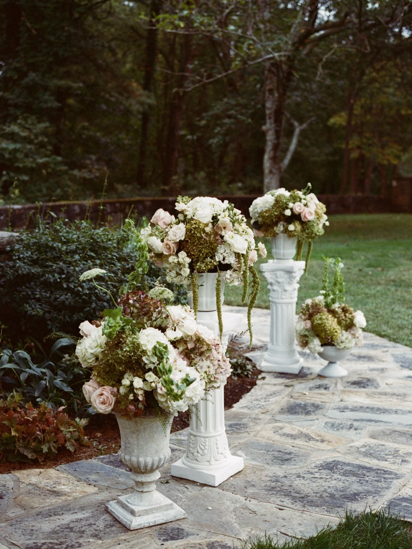 Obsessed with Erin &amp; Alex&rsquo;s florals :&rsquo;)
.
.
.
.
#virginiafilmphotographer #virginiaweddingphotography #virginiaweddingphotographer #novaweddingphotographer #virginiaweddingfilmphotographer #weddingfilmphotographer #weddingfilmphotogra