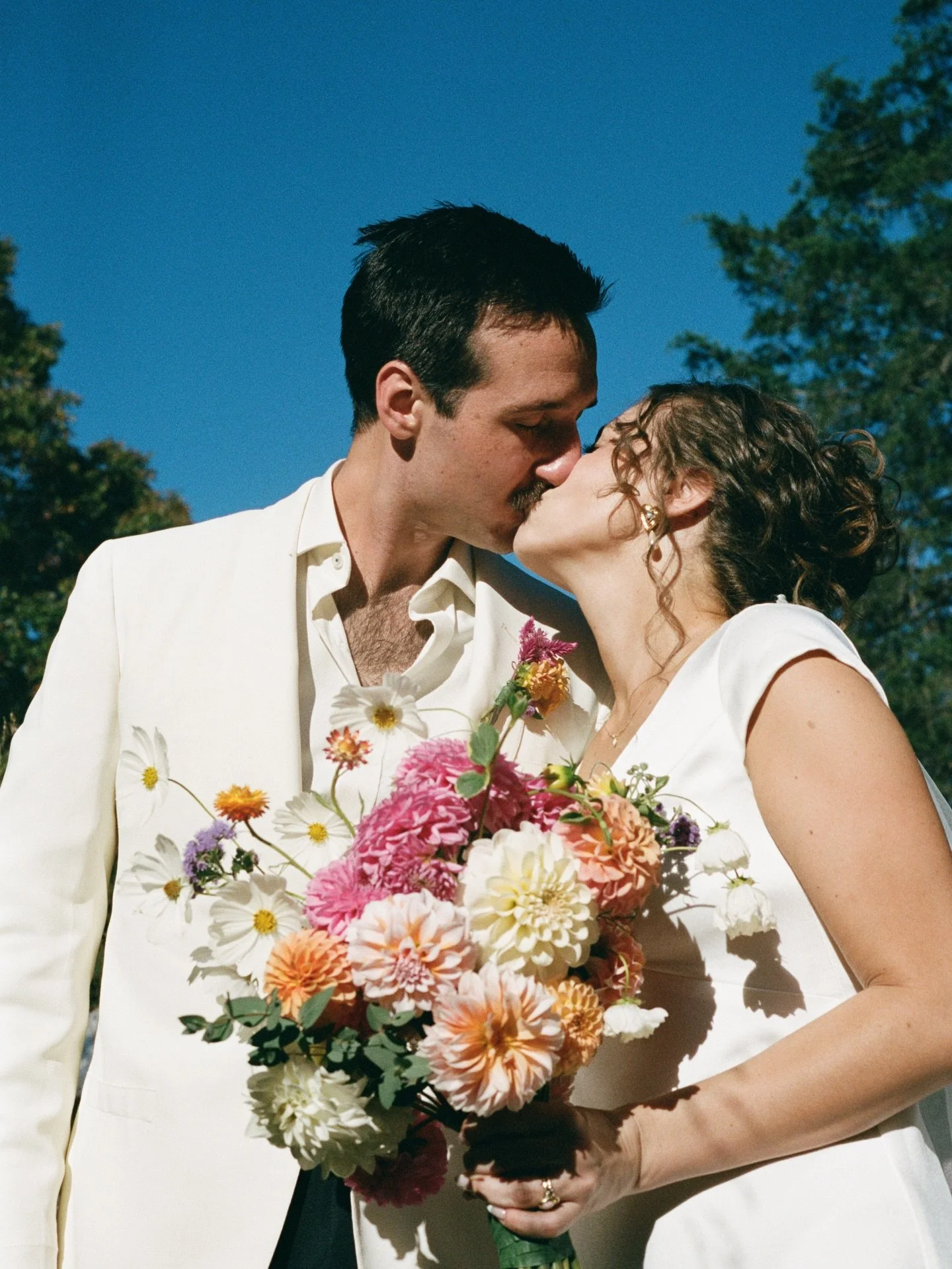 Zoe + Pat 💘 

this wedding was ~everything~ and more :&rsquo;) so much laughter, jokes, love, homemade bison nachos, ducks and dogs! Such a dream to capture all of this. If you know Zoe and Pat, you know how much of a good time they are, and they re