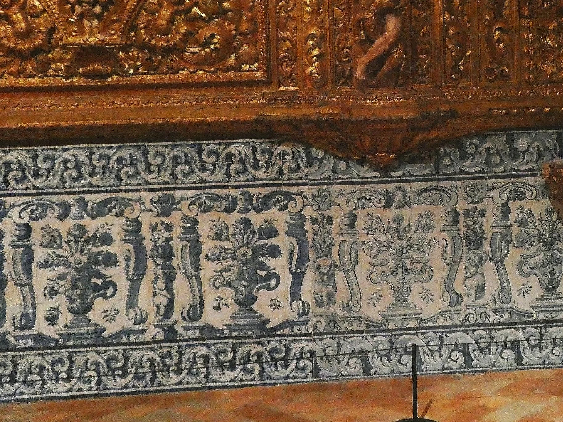Example of tile and wood carving in the chapels 
