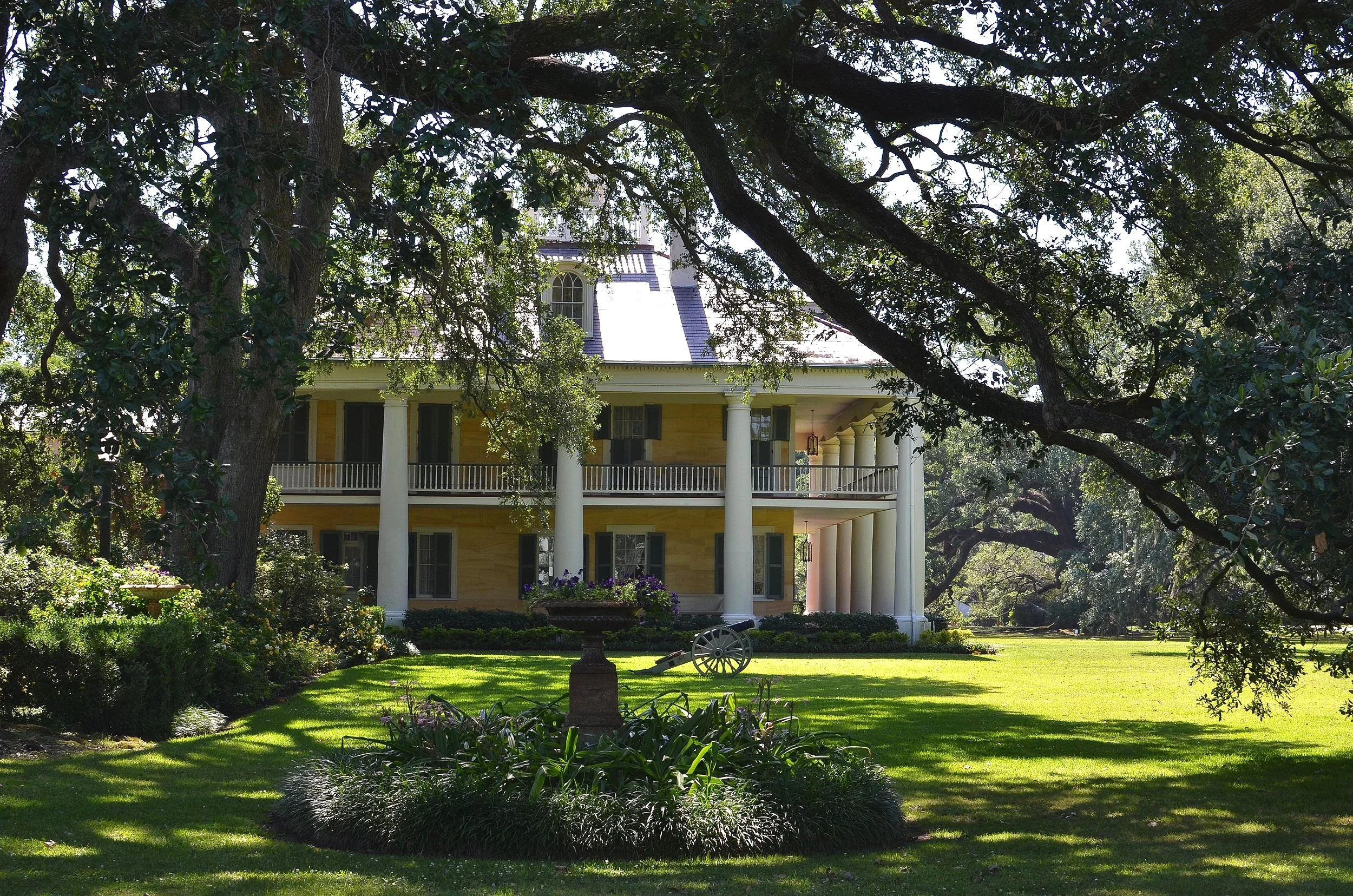   Nice Old Southern Plantation House     Note :Civil War Cannon   