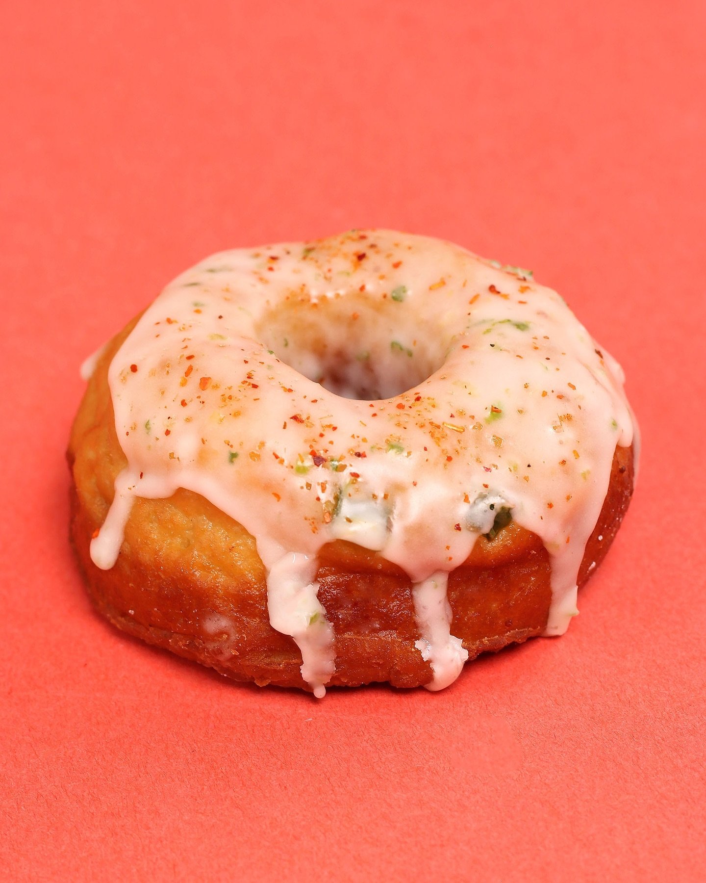 🔥JALAPE&Ntilde;O LIME🔥

Diced jalape&ntilde;o pieces folded into a lemon zest dough. Dipped in a tart lime glaze and sprinkled with Taj&iacute;n.

Donut worry, this is NOT a spicy donut, she just has a little kick