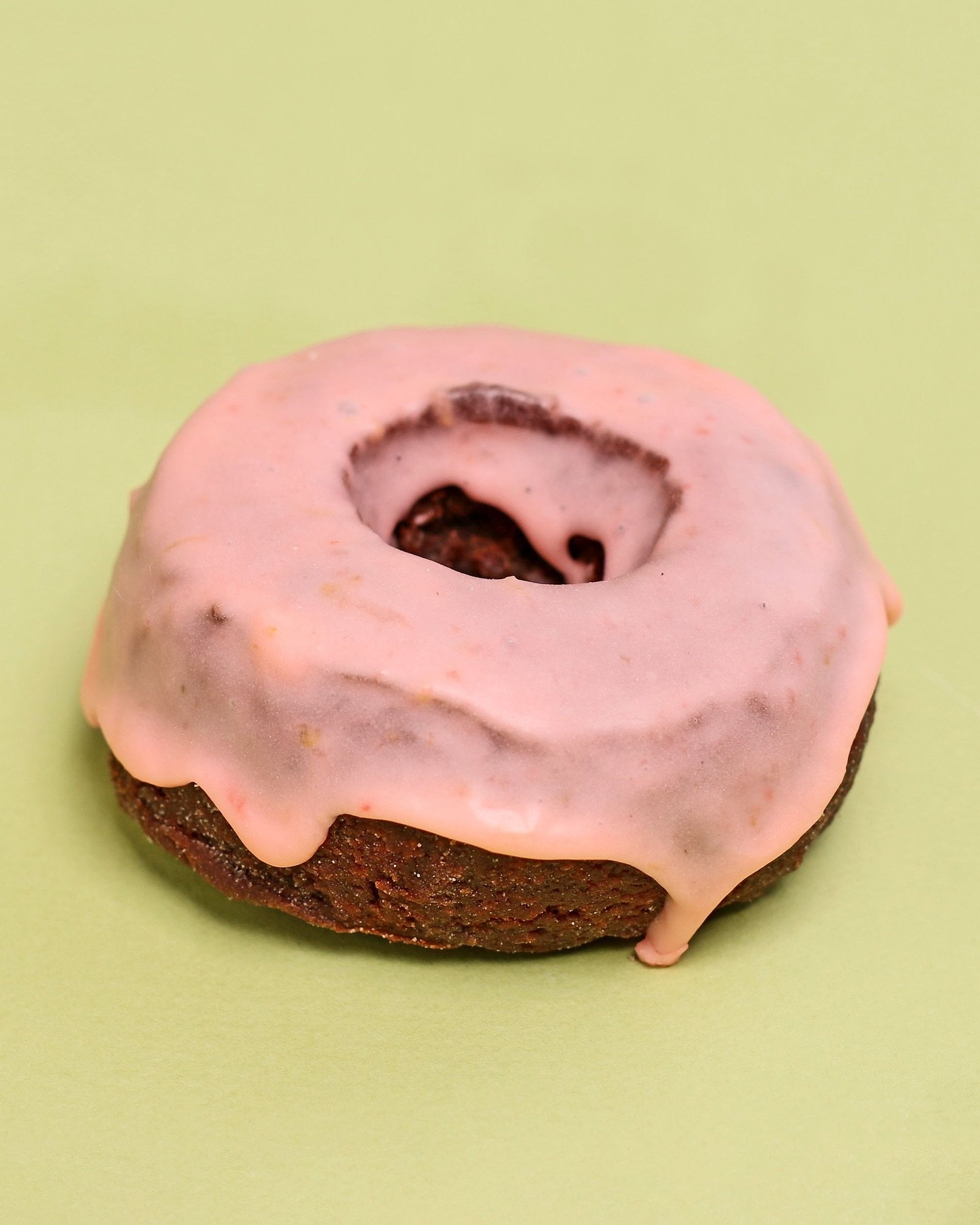 🍓 Chocolate Strawberry 🍓

This is one of our wheat-free options for the month of May! Fresh strawberries folded into our wheat-free chocolate base. Dipped in lemon strawberry glaze.