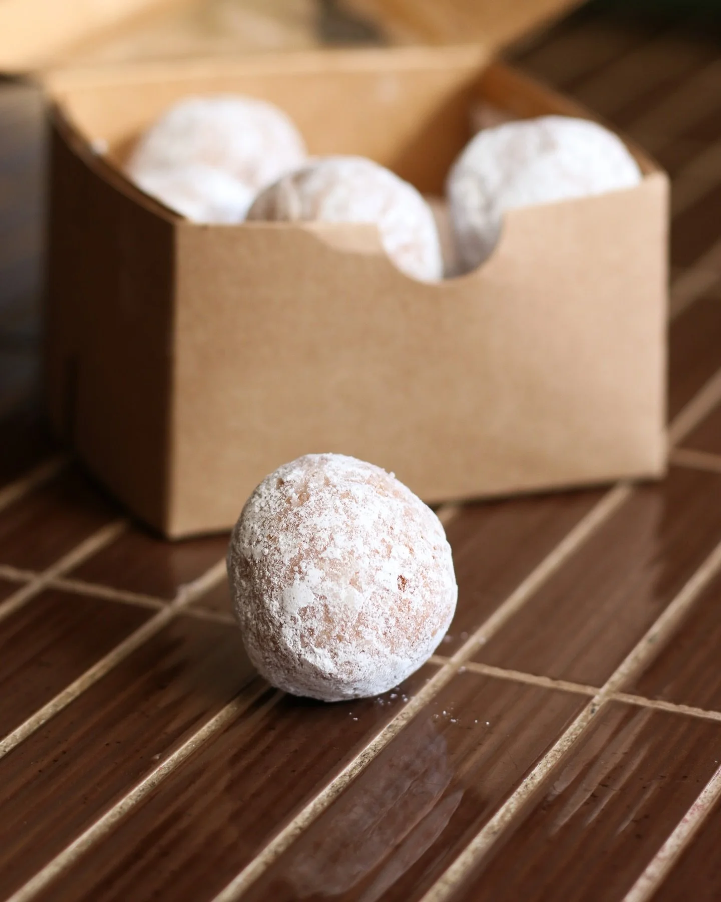 Snowballs are back on the menu starting TODAY (12/17) until this Sunday (12/21)

Snag a box of super yummy wheat-free lemon donut holes tossed in powdered sugar. People go crazy for these for a reason 🤤

Snag at the shop or pre-order your box online