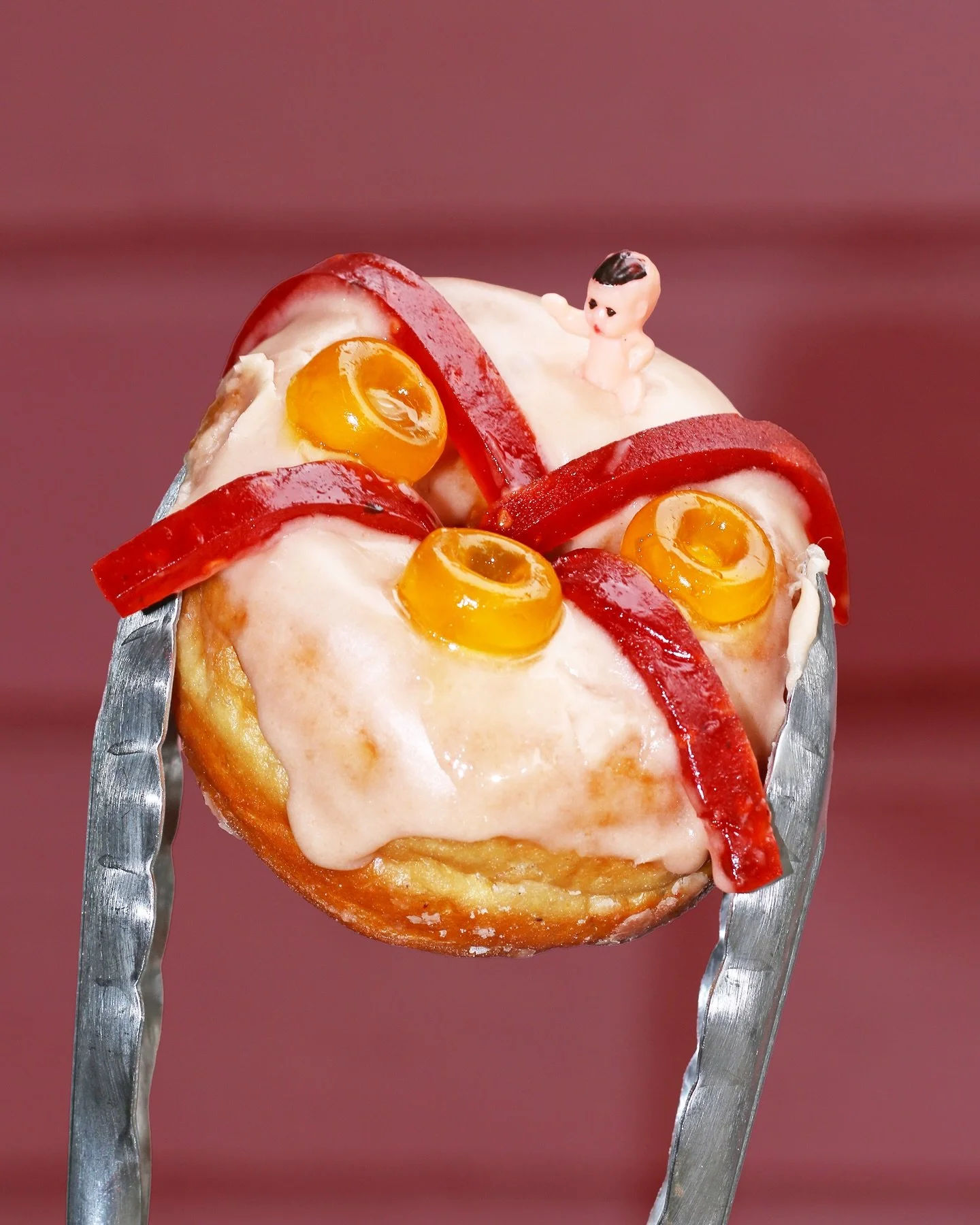 Rosca de Reyes Donut is returning Jan 6th!

Celebrate 3 Kings Day with our take on this classic tradition! A soft orange and vanilla dough, dipped in sweet guava glaze and adorned with quince strips, house-made apple gummies, and topped with a lucky 