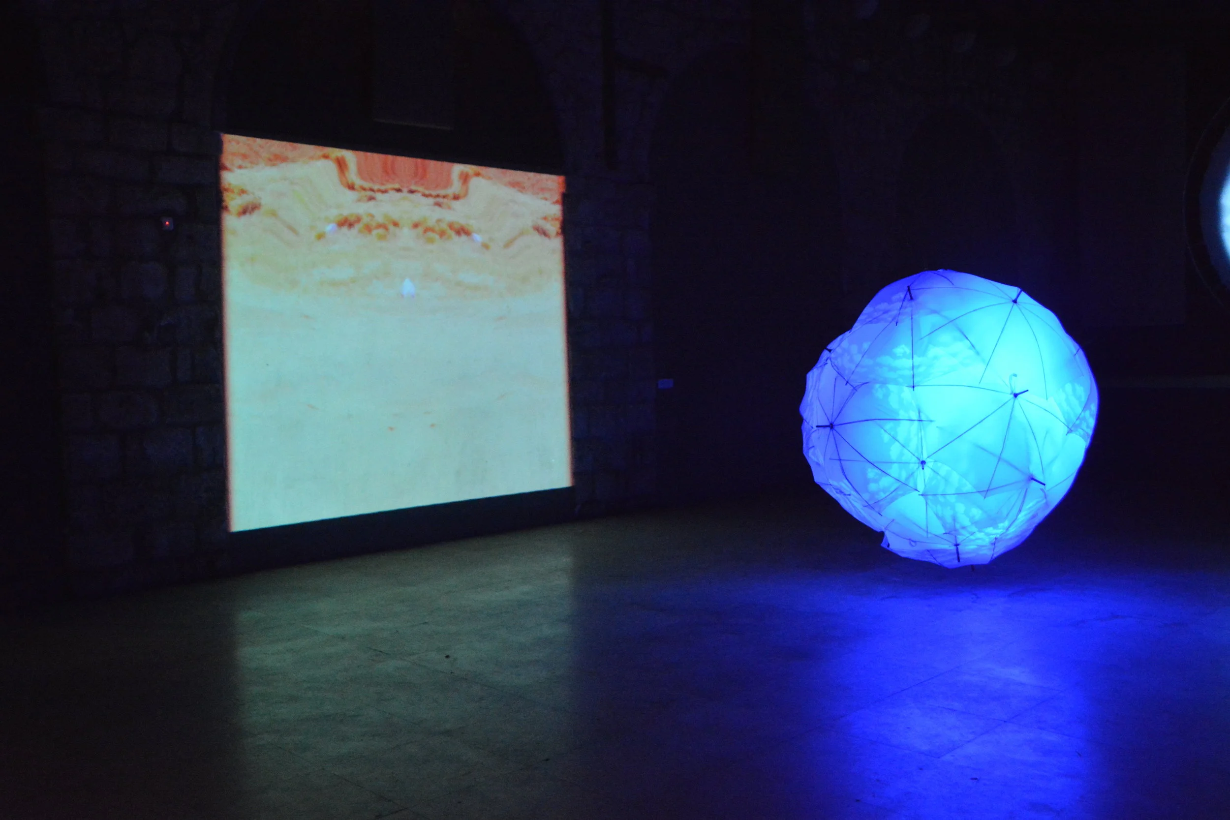 «Suspendre le temps», sculpture, lumière et vidéo.
