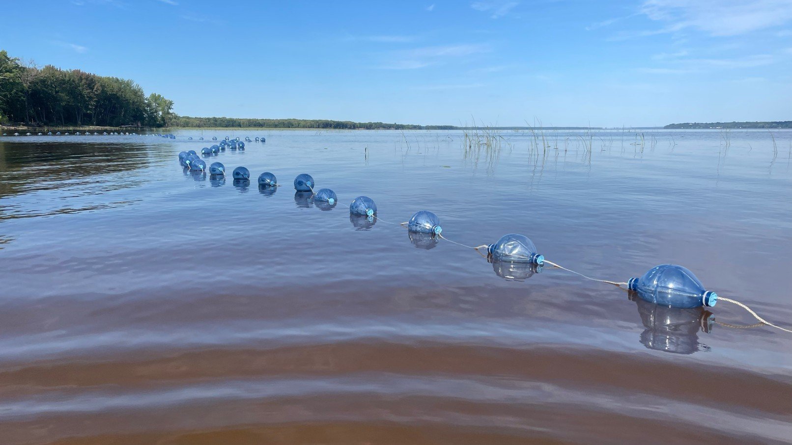 Installation In situ ; recyclage de bouteilles d'eau en plastique pour réaliser une ligne de survie.