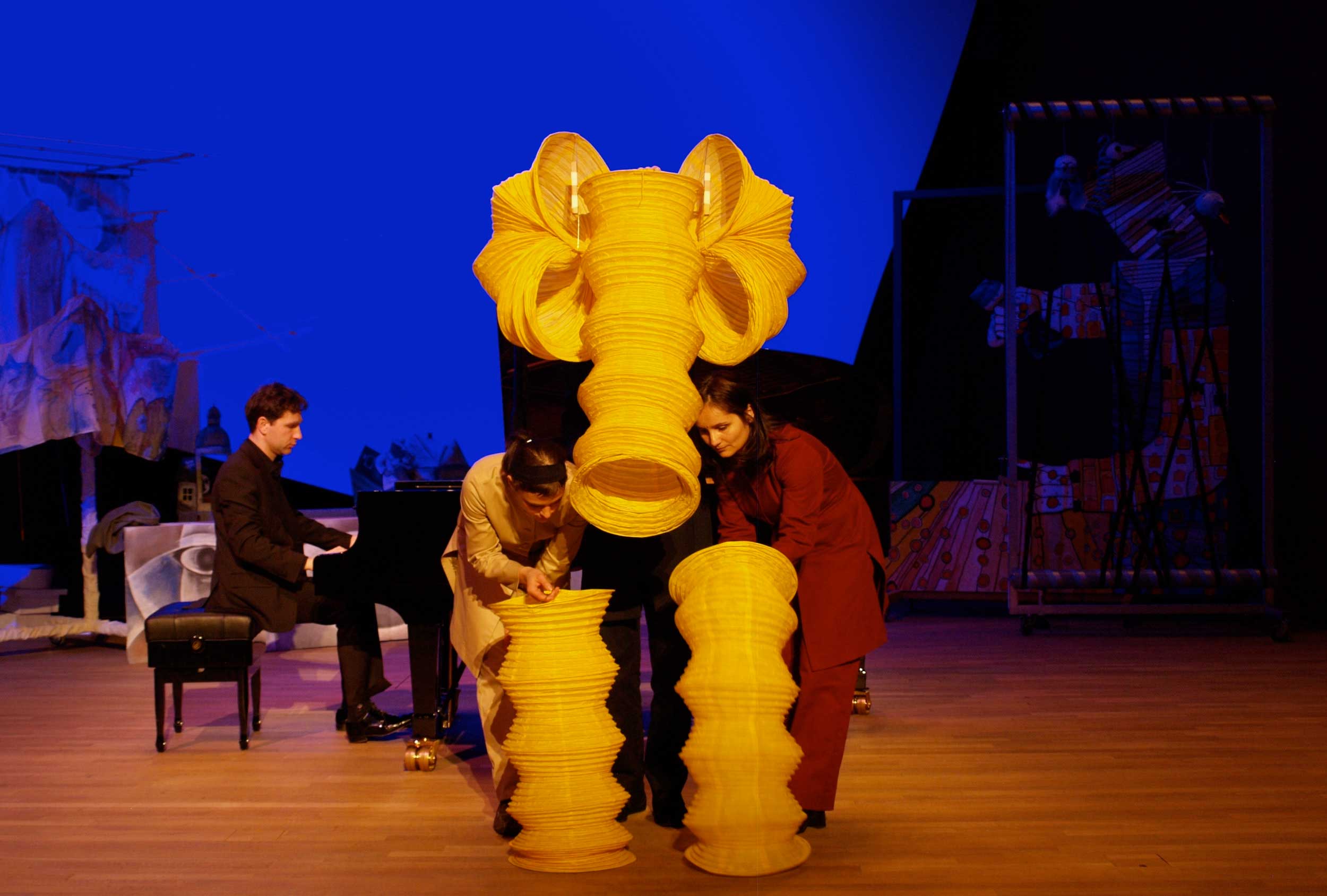 modest-mussorgsky-pictures-at-an-exhibition-visual-theatre-figurentheater-piano-elefant.jpg