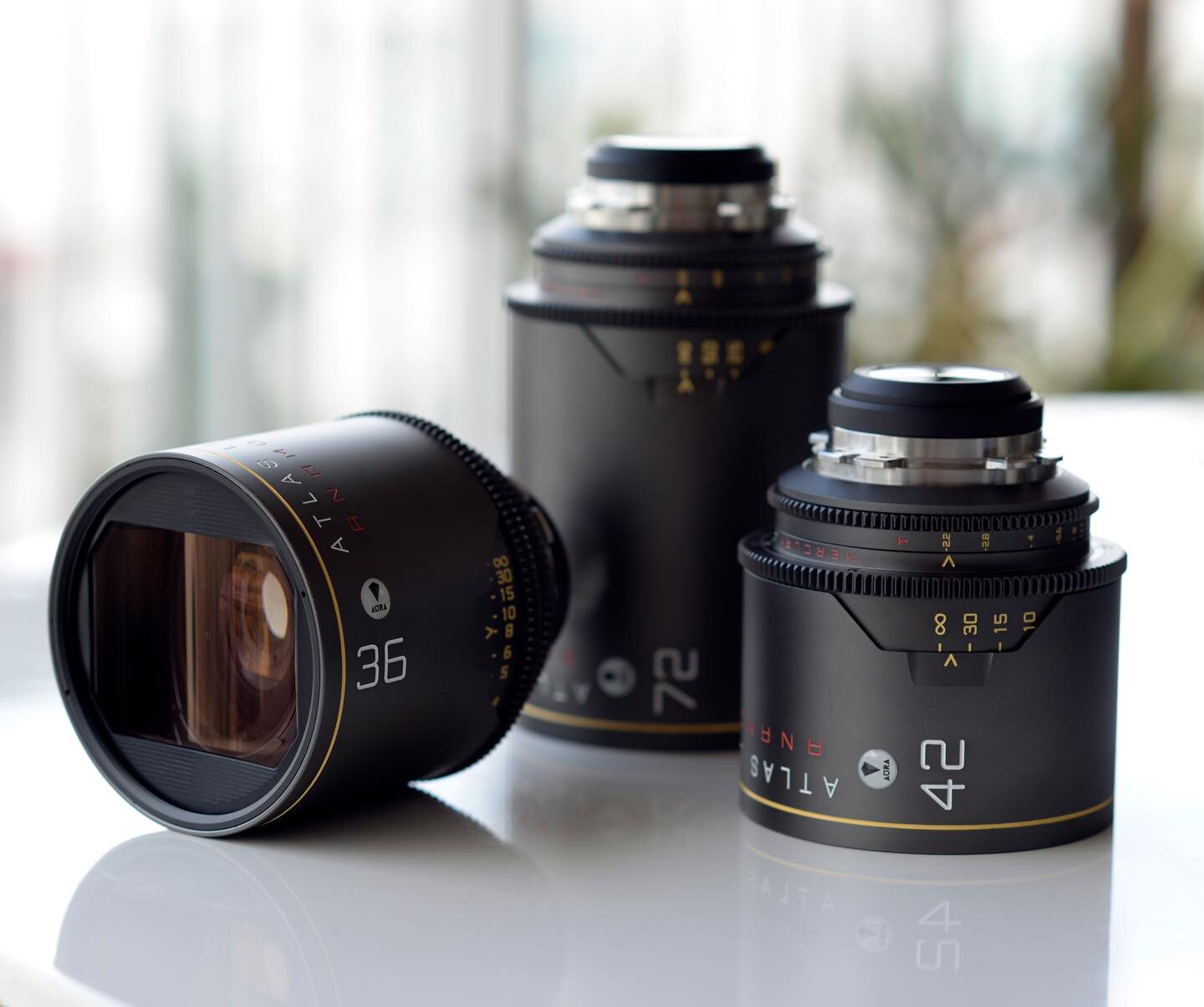 Encantados de anunciar que tenemos uno de los primeros conjuntos de @atlaslensco Mercury Anamorphic 36/42/72mm

&iexcl;DISPONIBLE AHORA para alquilar en Aura! 

&bull; Cobertura del sensor de fotograma completo con coeficiente anam&oacute;rfico de 