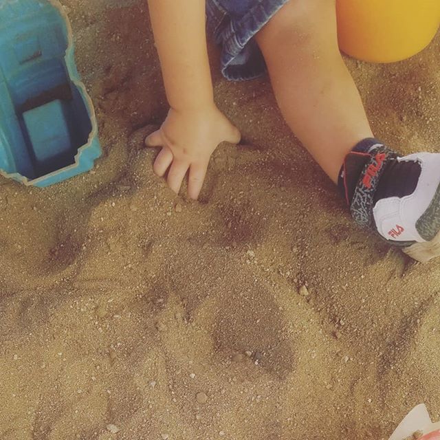 Sand is an amazing sensory experience! This morning it feels cool and smooth in these tiny hands. #sensoryplay #preschooler #sand #getoutside #sandiego