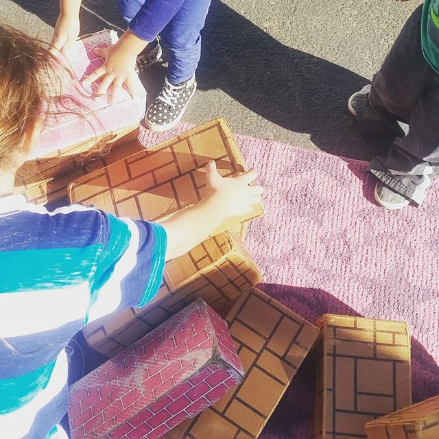 Look at these little people building collaboratively! Stacking blocks is so much more fun with friends! #blocks #construction #stemforpreschoolers #stem #mathscience #engineering #preschool #play #playground #sandiegodads #sandiegokids #sandiegomoms 