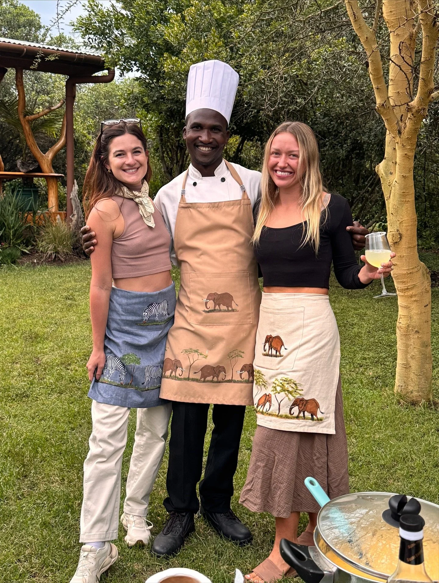 Yes chef! On their recent visit @morganohareyoga and her crew donned their aprons and got stuck in with our kitchen crew learning to make a traditional Kenyan meal 🥘 

What fun! 

.
#cooklikealocal #kenyasafari #kenyancooking