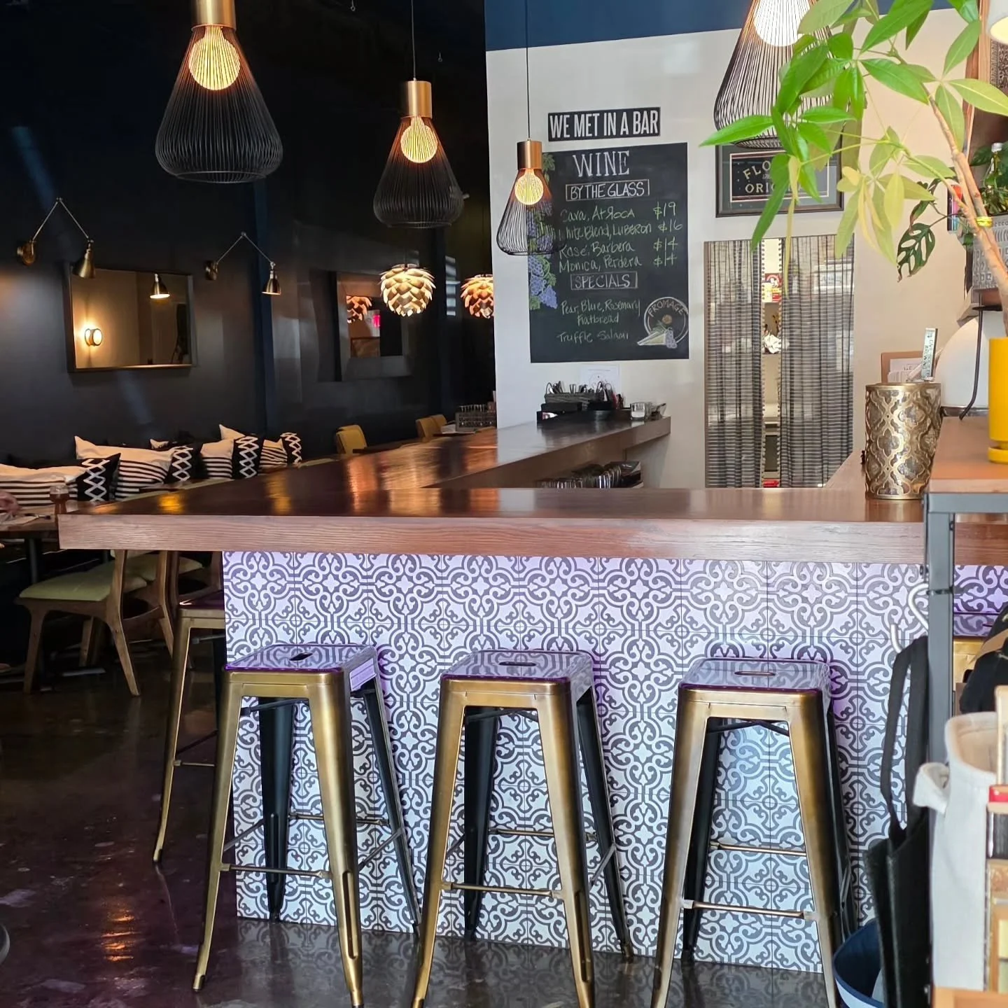 ✨Heads up, Flight fam!✨
We&rsquo;ll be closed this Saturday for a private event &mdash; so come get your wine time in today &amp; tomorrow. 

#flightwinelounge #flightfam #hugyourwine