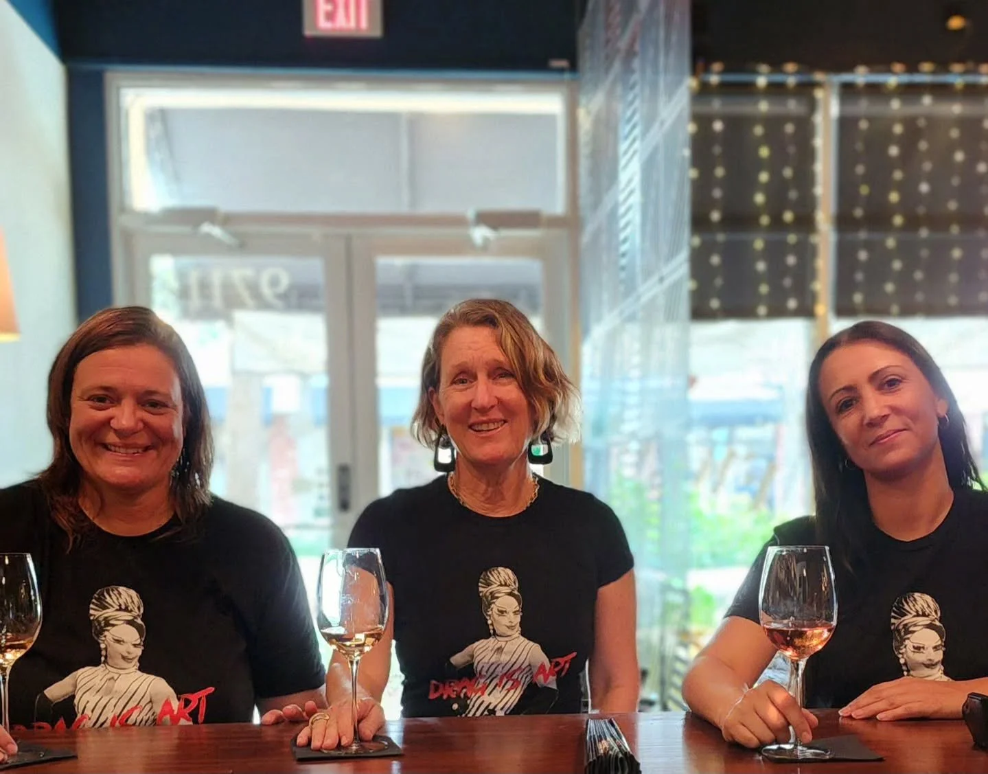 It's Friday! You gather your peeps, we'll pour the wine and cook.
.
.
.
#flightwinelounge #flightfam #winebar #miamiwinelovers # miamieats #weekendvibes