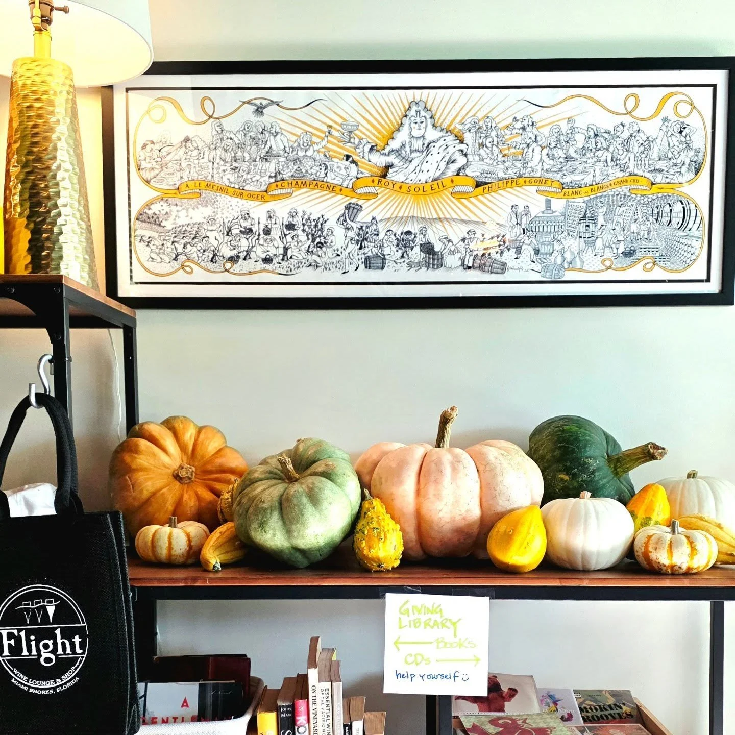 A little pumpkin, a lot of wine - feeling Fall @flightwinelounge 

.
.
.
#flightwinelounge #fallvibes #winebar #miamiwine #winetastings #winefair #pubquiz #flightfam