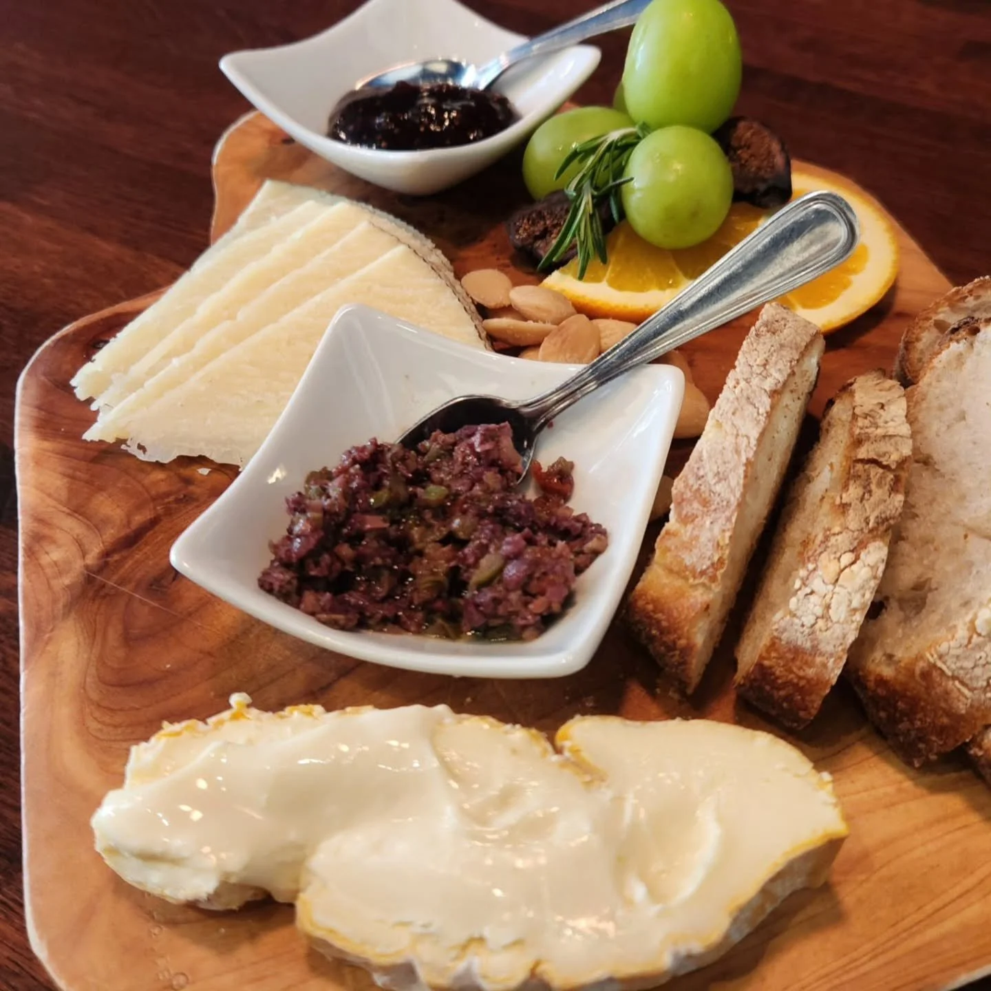 It's the perfect day for a midweek break from dinner prep. From small plates to our cheese &amp; charcuterie boards, there is something for everyone!

We even have a wine for that 🍷

#flightwinelounge #goodwinegoodfoodgoodtimes
#neighborhoodwinebar
