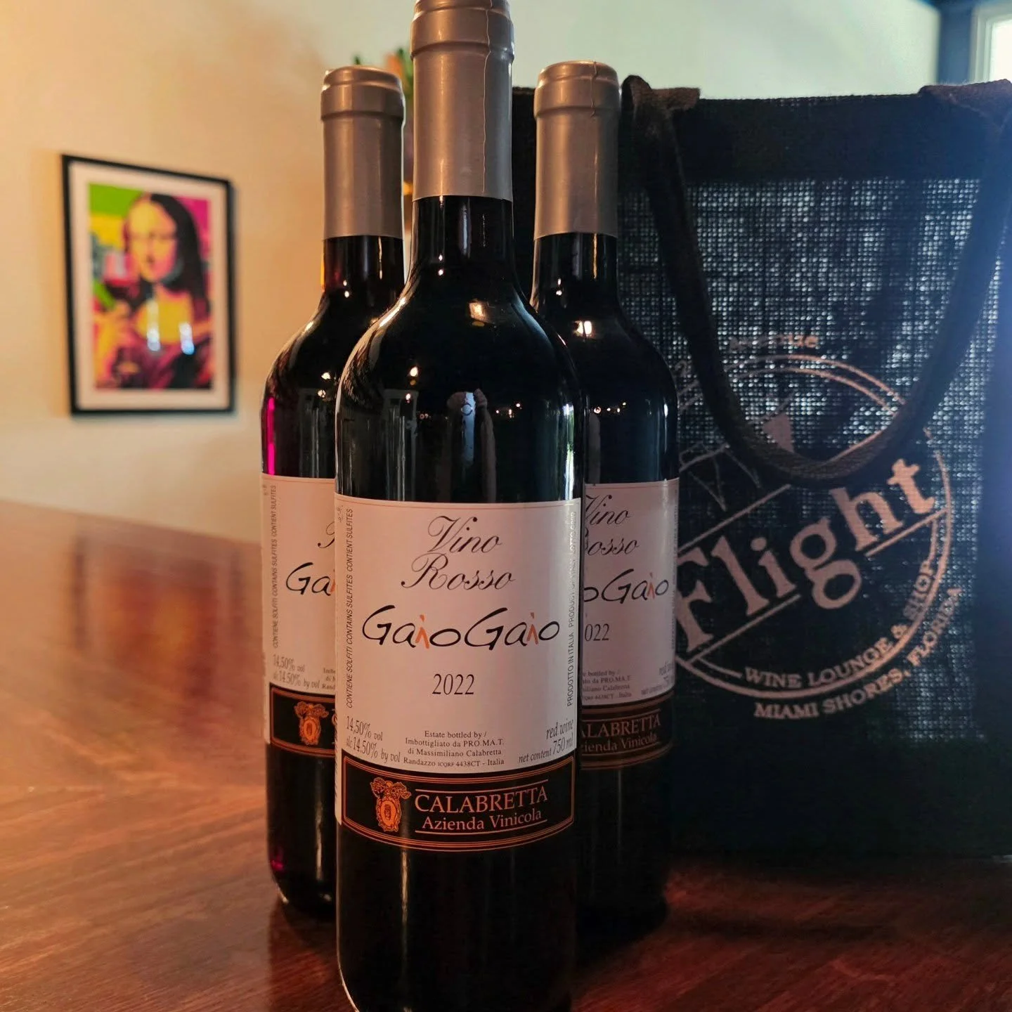 By-the-Glass this week: an oldie but goodie🍷🍷

Azienda Vinicola Calabretta's Gaio-Gaio is an expressive Sicilian red wine that reflects the volvanic terroir of Mt. Etna. Made from organically farmed 🍇 and naturally fermented, Gaio-Gaio is fresh wi