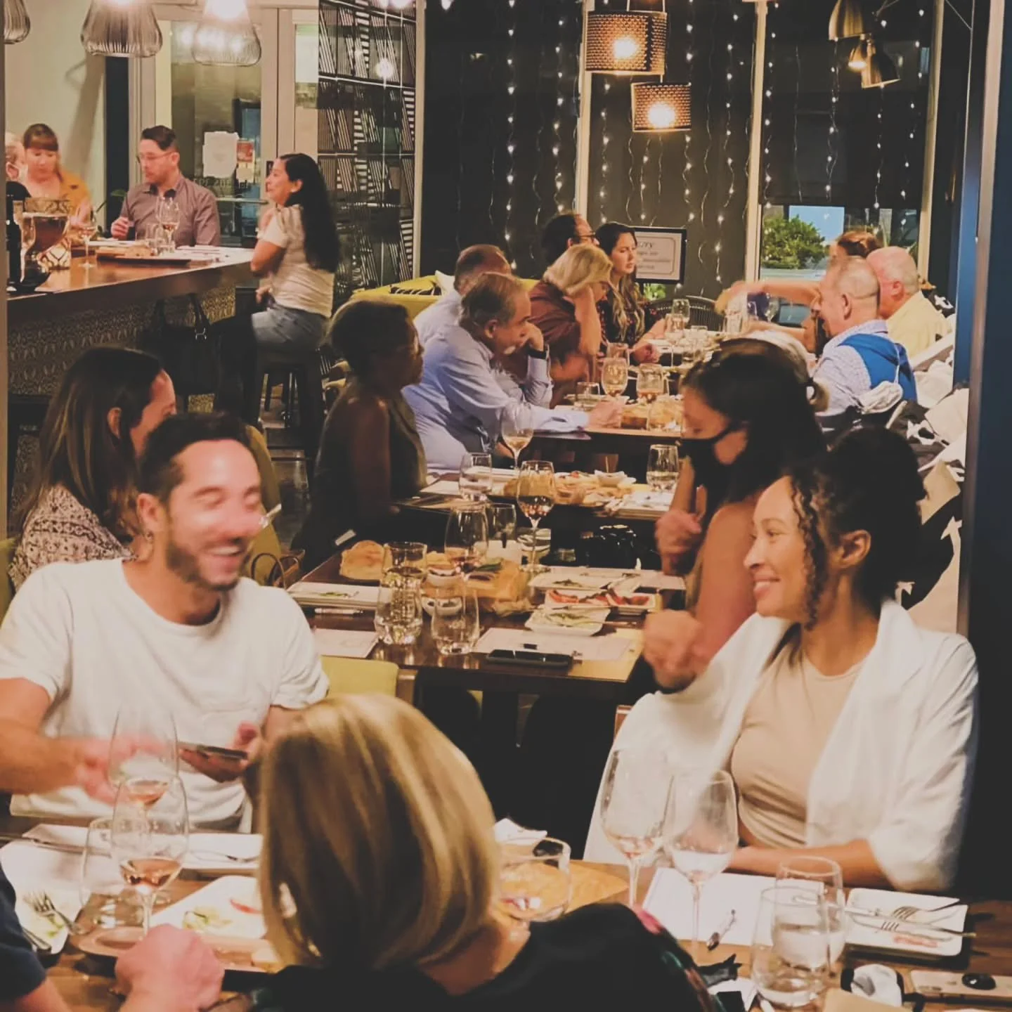 It's finally Friday! 

Fridays are for Friends and Fun at Flight! We will be waiting for you🍷🍾

#flightwinelounge #fridayvibes #winebarmiami #supportlocal  #miamishores