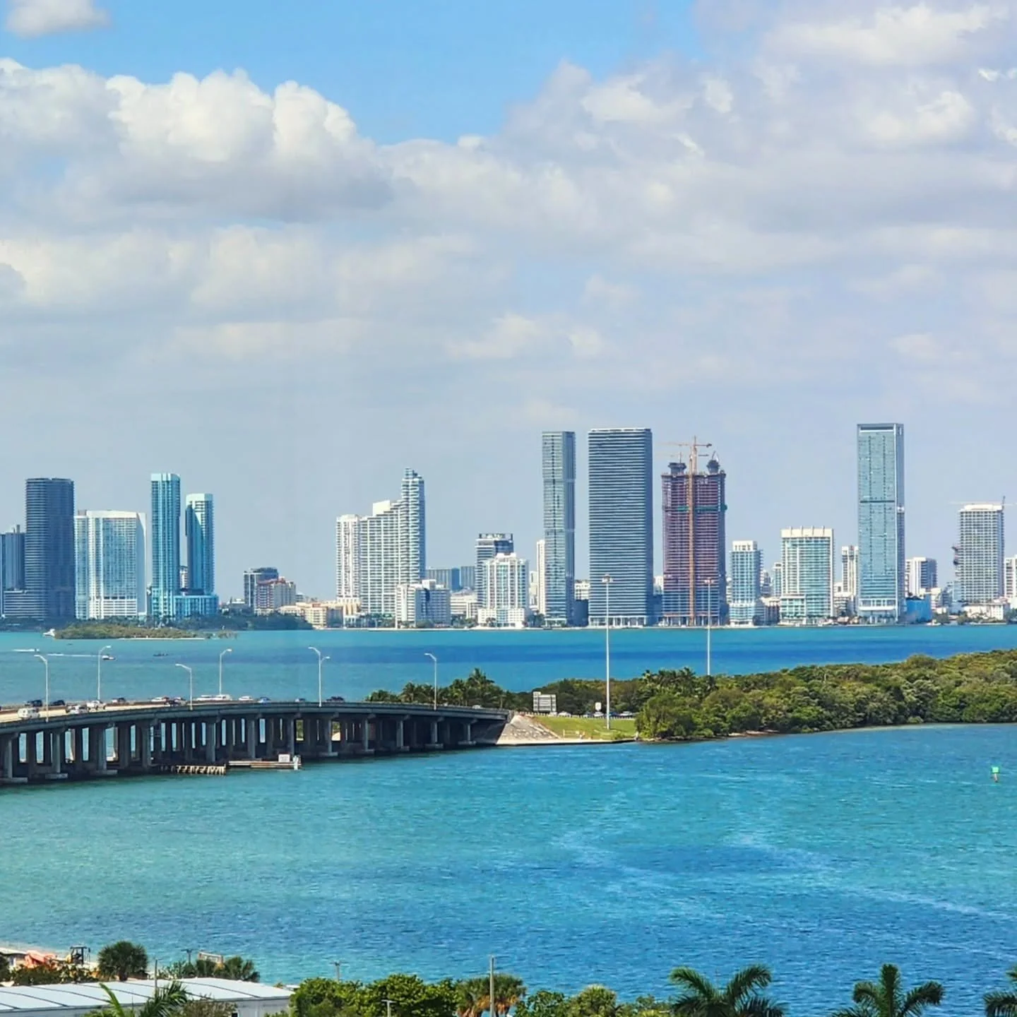 We all love Miami on days that look like this but it's a good thing that on rainy days, when life slows down a bit, we can stay local &amp; sip &amp; socialize @flightwinelounge 🌧🍷