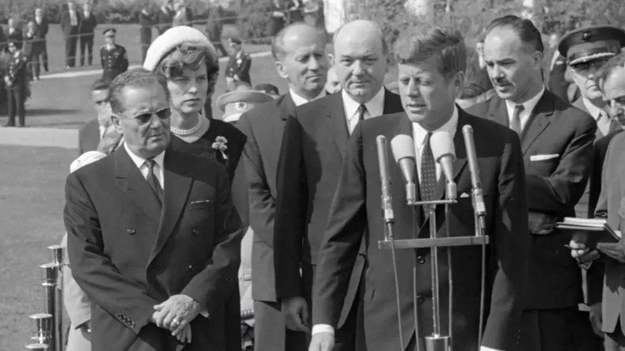 Predavanje "DA LI STE PROBALI LAŽNU SUPU OD KORNjAČE?" Vladimira Šojata sa primerima iz filma: “Hjuston, imamo problem” Žige Virca (2016)