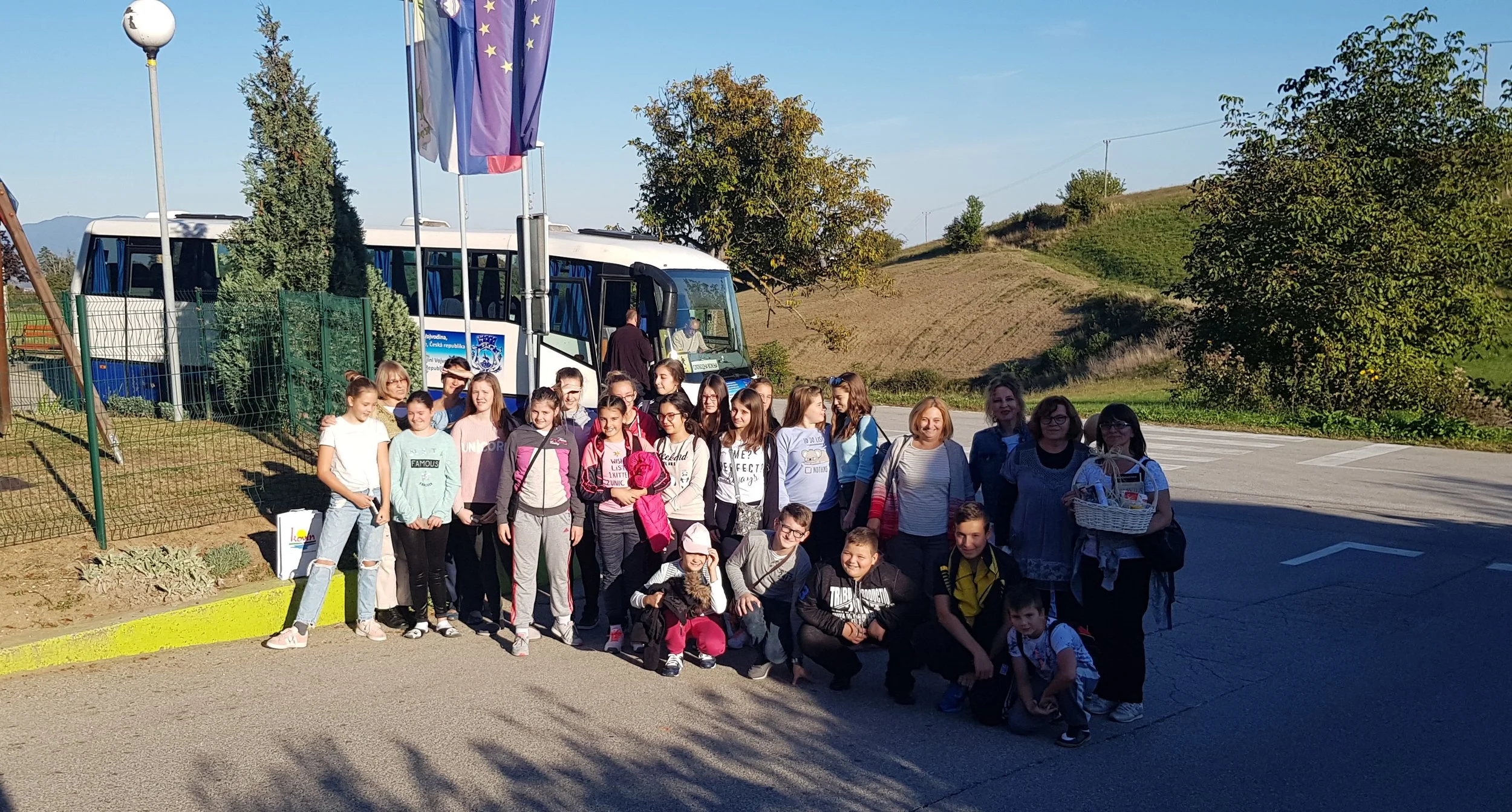 Đaci iz Kovina ispred škole u Velikoj dolini.jpg