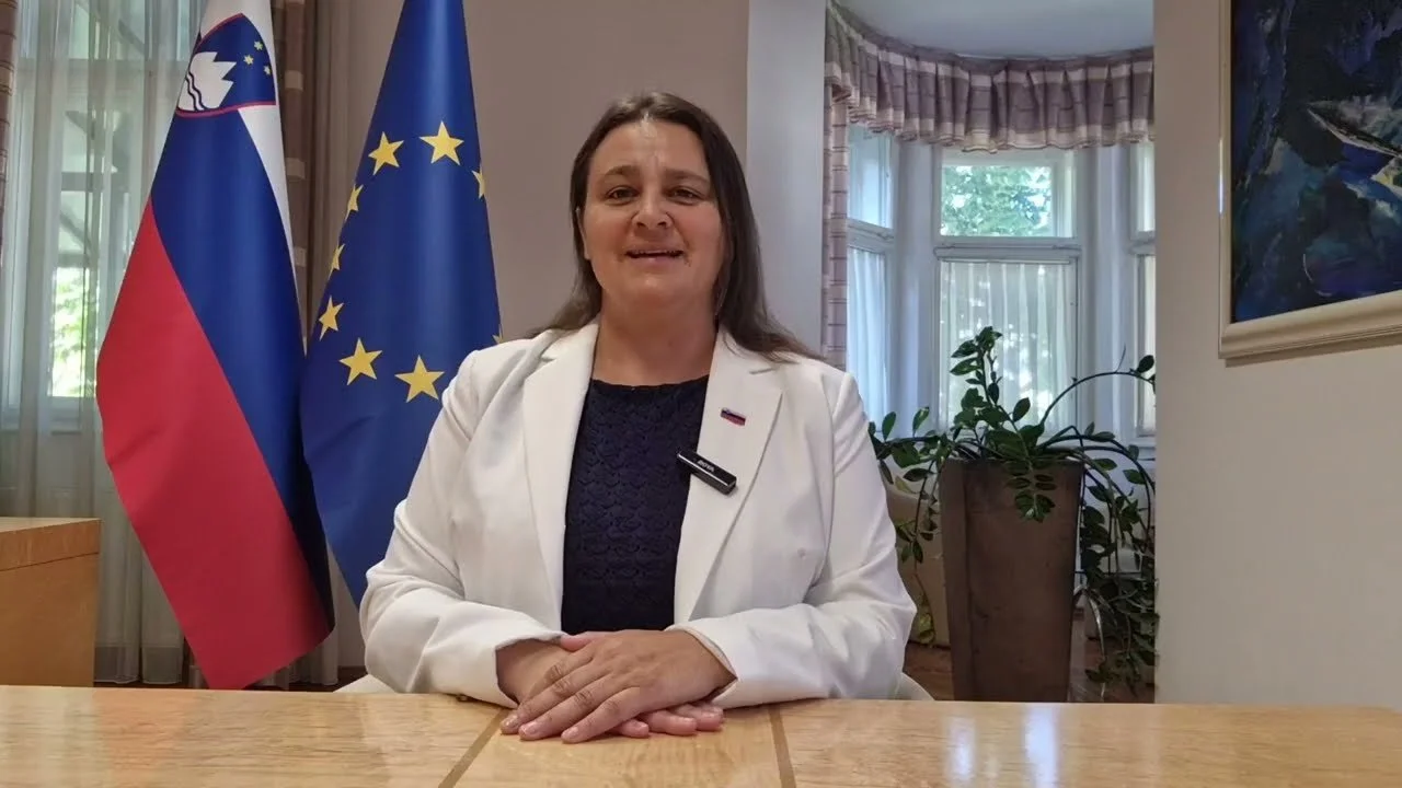 VIDEO NAGOVOR MINISTRICE ZA SLOVENCE V ZAMEJSTVU IN PO SVETU SUZANE LEP ŠIMENKO OB DNEVU DRŽAVNOSTI