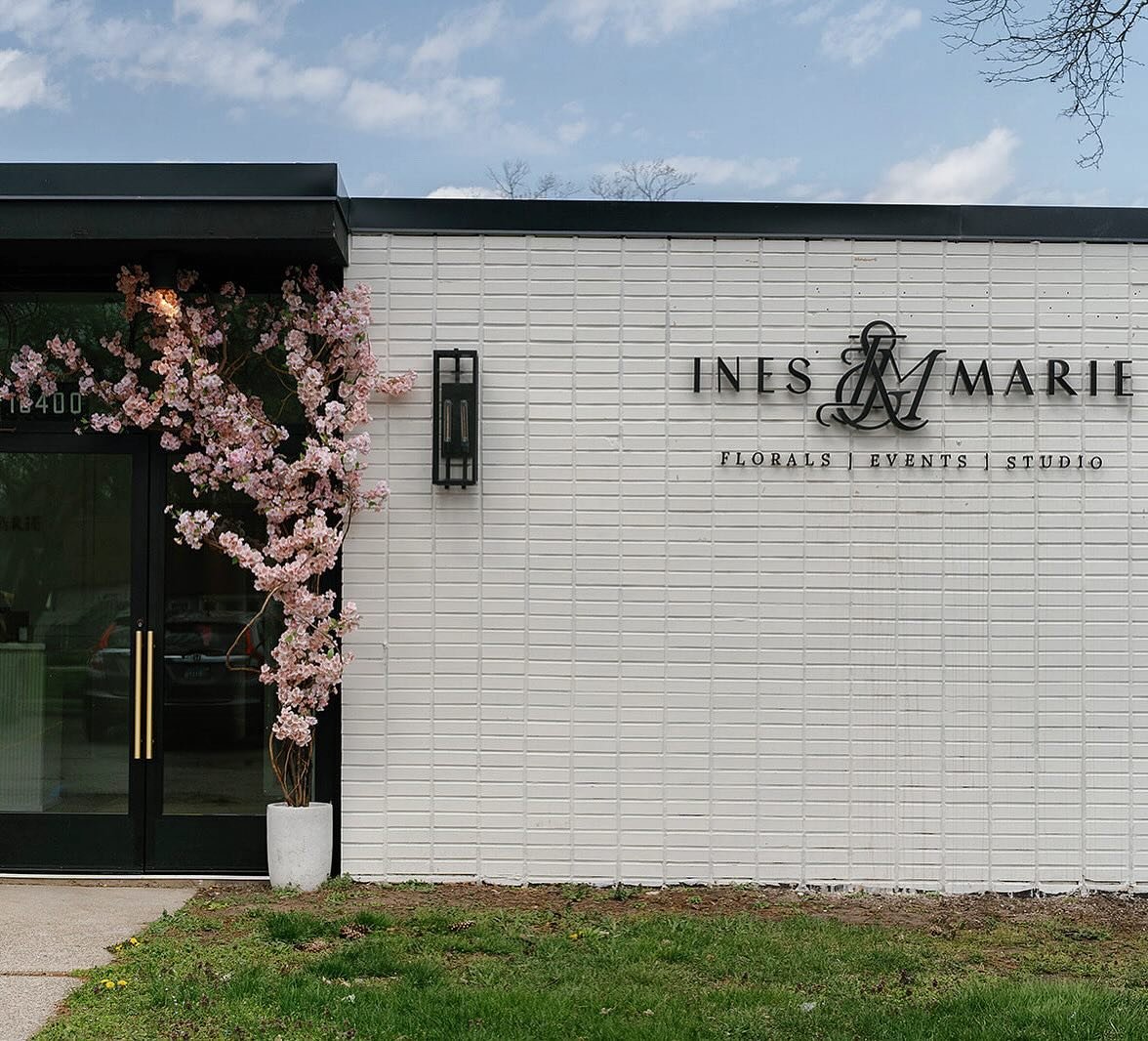 The I&amp;M sign is up! Feeling extra official 🙌🏻 Next up&hellip; landscaping 🌿😅

Thanks for the capture @chelseyjbarhorst!