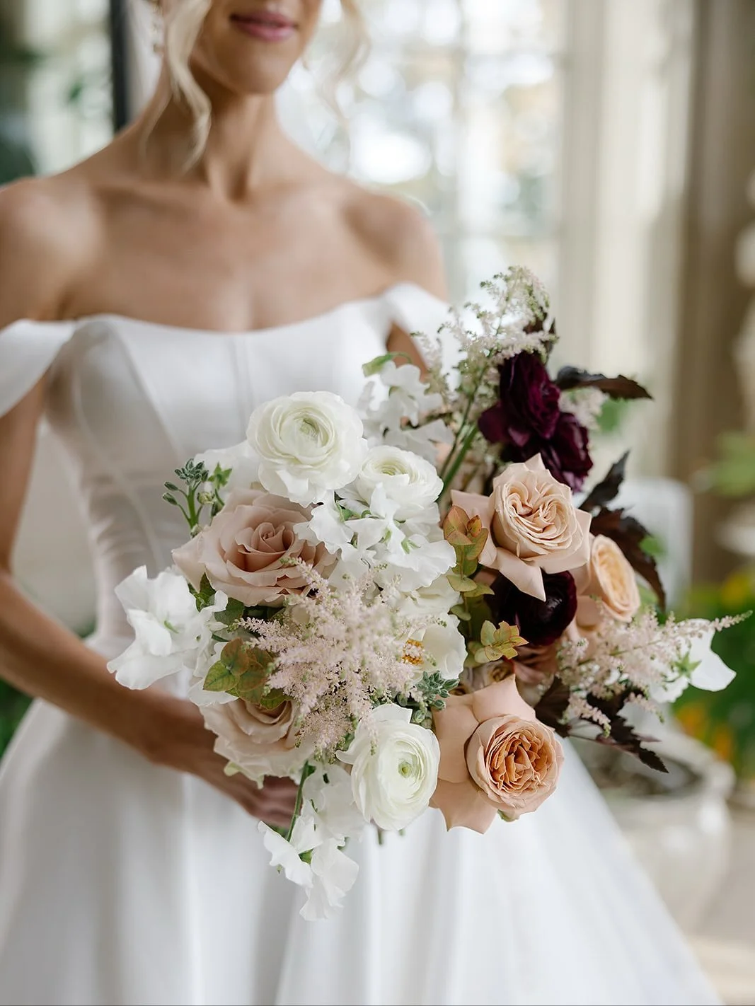 Natasha&rsquo;s bouquet was the perfect blend of soft neutrals &amp; seasonal deep tones; filled with layers of garden roses, ranunculus &amp; sweet peas! 🤍