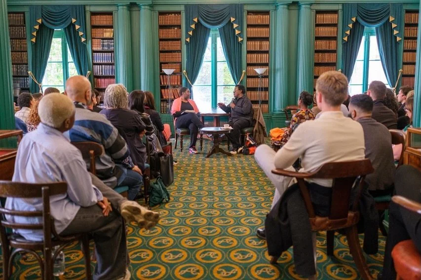 I recently had the honour and privilege of listening to and learning from the incredible @akomfrahjohn during my latest trip to Liverpool as part of my work with the @internationalslaverymuseum.

John spoke eloquently in conversation with art histori