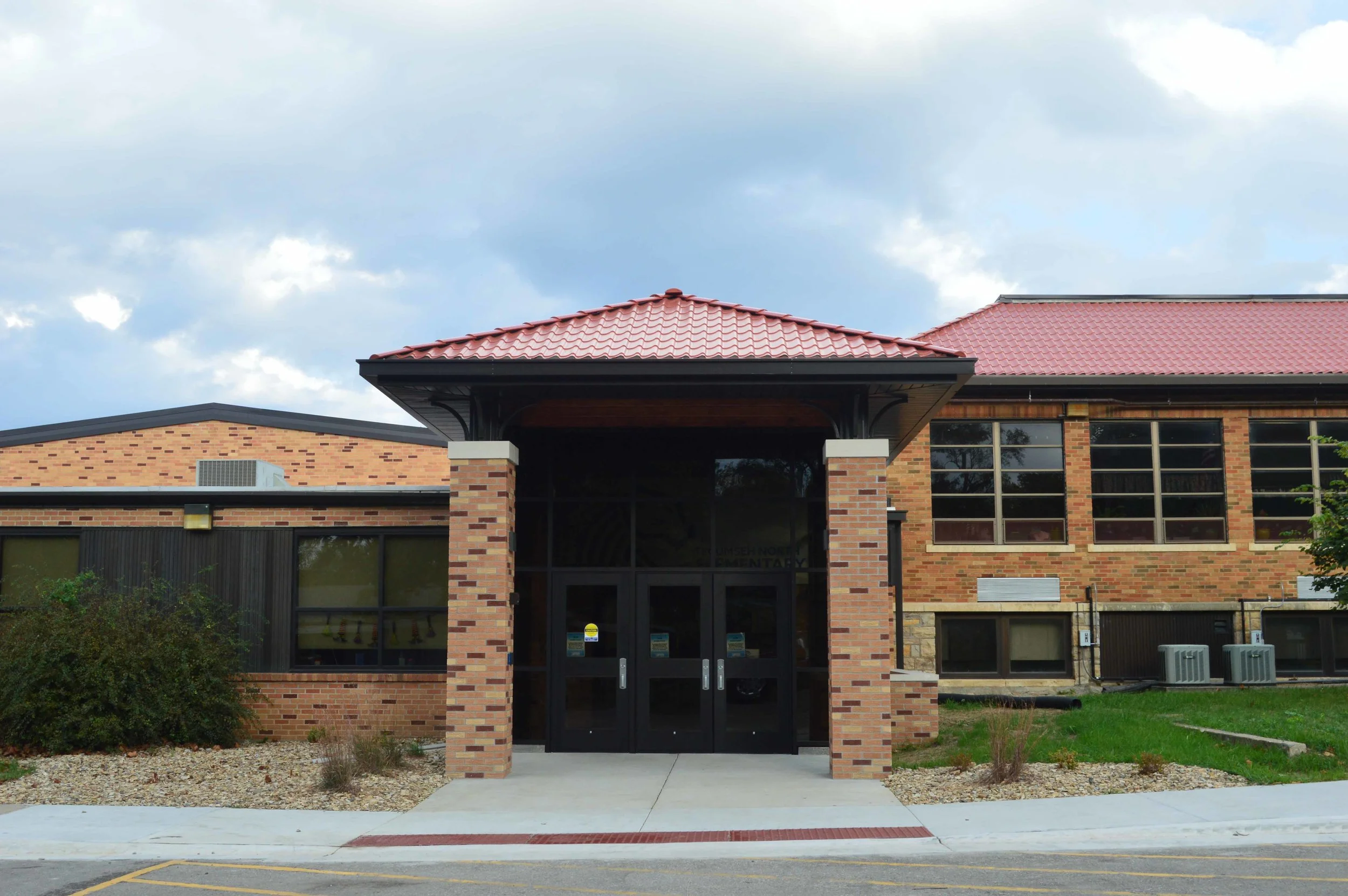 Tecumseh North Elementary Main Entrance Client: USD 450 Shawnee Heights Architect: HTK Architects
