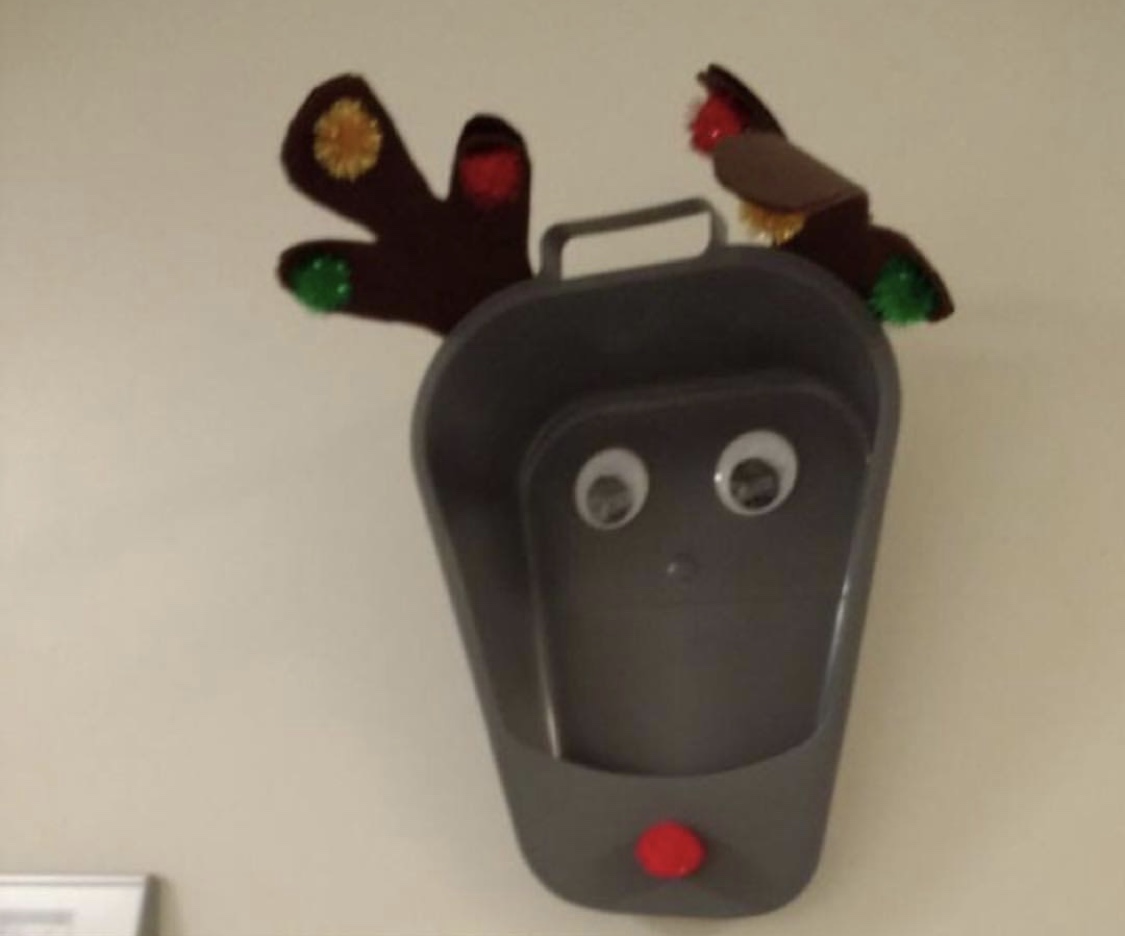 A darling bedpan reindeer with festive pompoms.