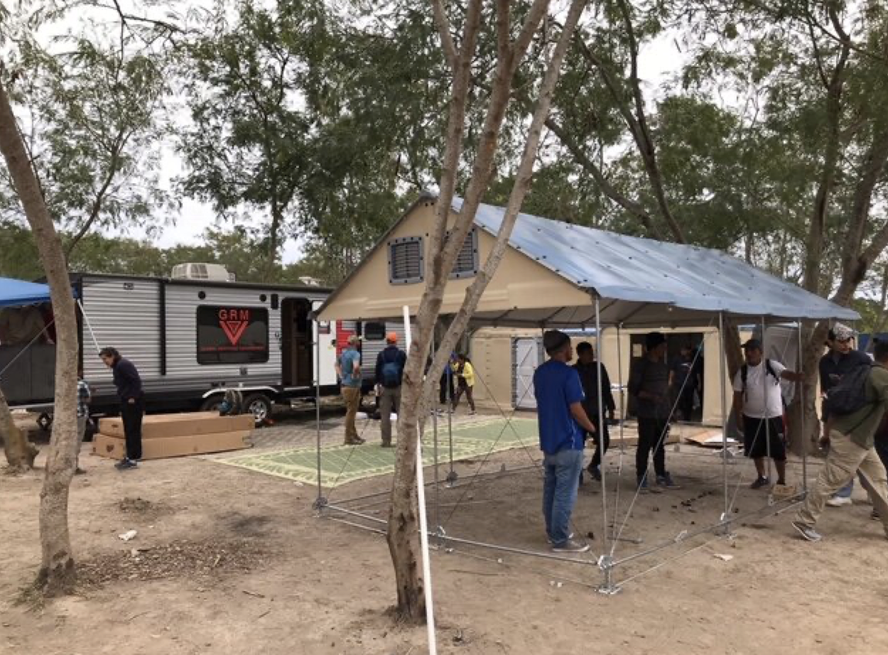 全球响应管理的流动医疗队和更好的住房10吨结构,目前坐在营地允许居民一周的每一天都充满获得医疗保健的中间。