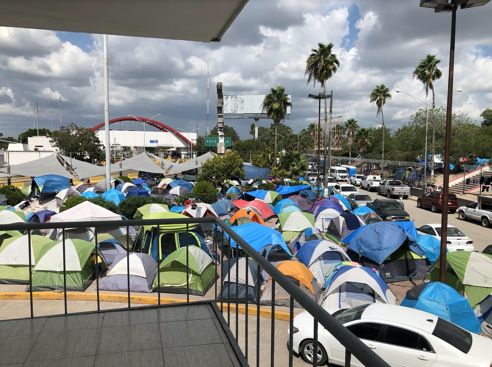 帐篷住房成千上万的难民在得克萨斯州和墨西哥之间的边界的观点。
