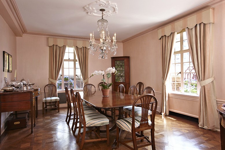 classic peachy pink dining room