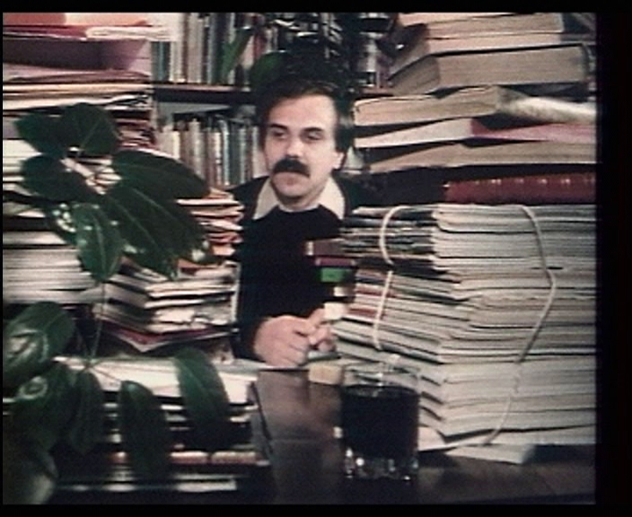   Le retour d’un amateur de bibliothèques  ( El regreso de un ratón de biblioteca/The Return of a Library Lover , 1983). © L'Institut National de l'Audiovisuel. 