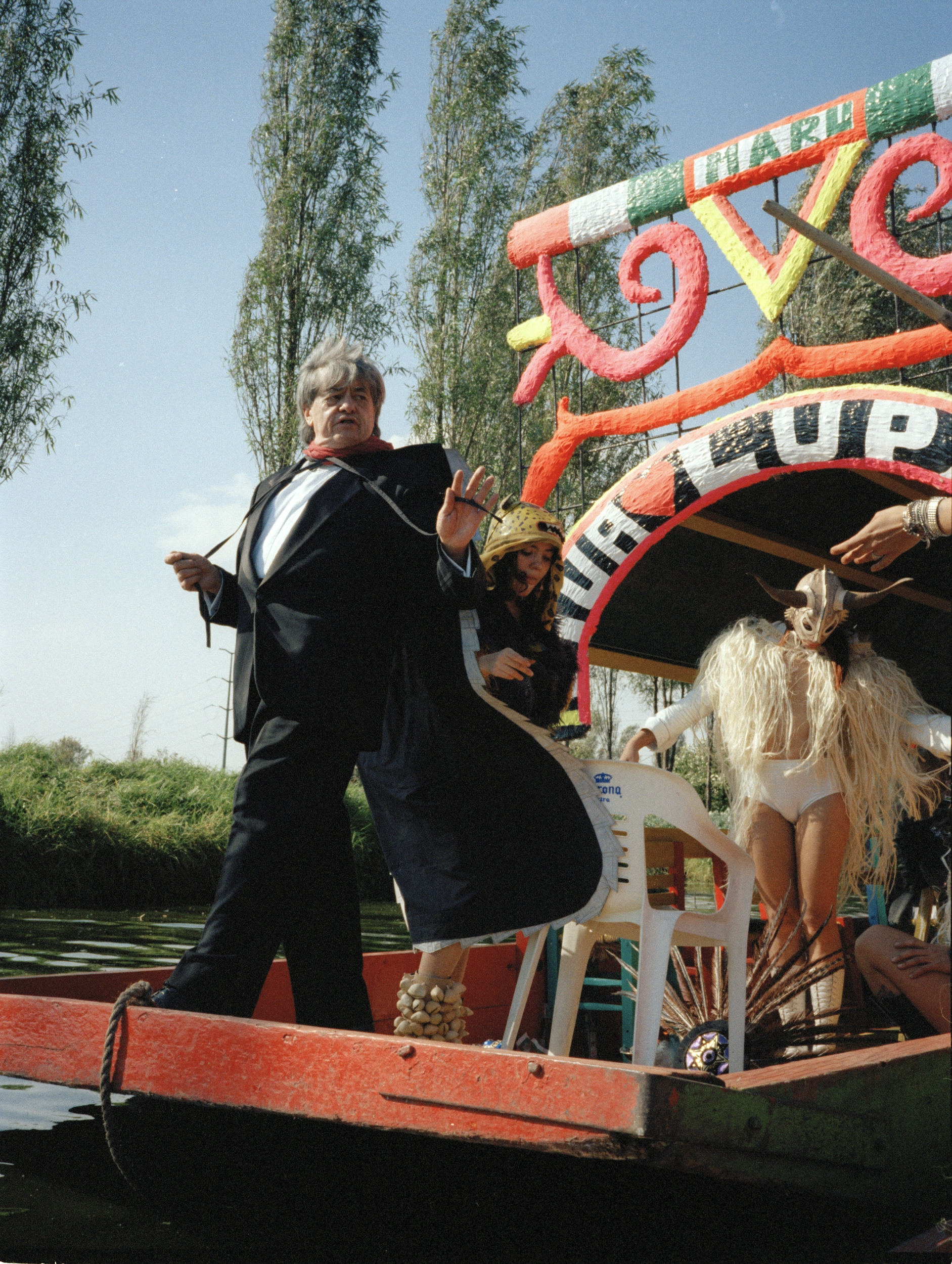  Still from  El dedal de rosas: The Magic of the Smoked Mirror , Mariana Botey (1998). 