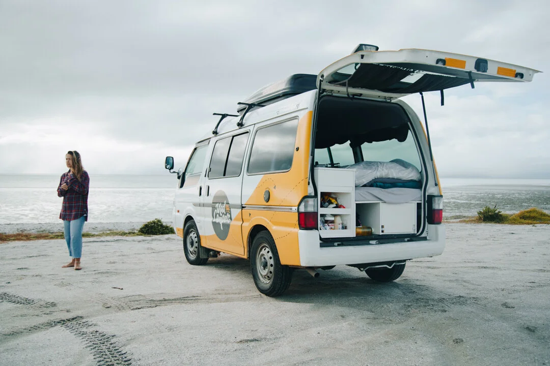 Don't let the cold stop you! Hit the road on a winter adventure and discover paradise. We will throw in some extra blankets to keep you cozy and warm! 🗻

📸 - Camila Mauricio