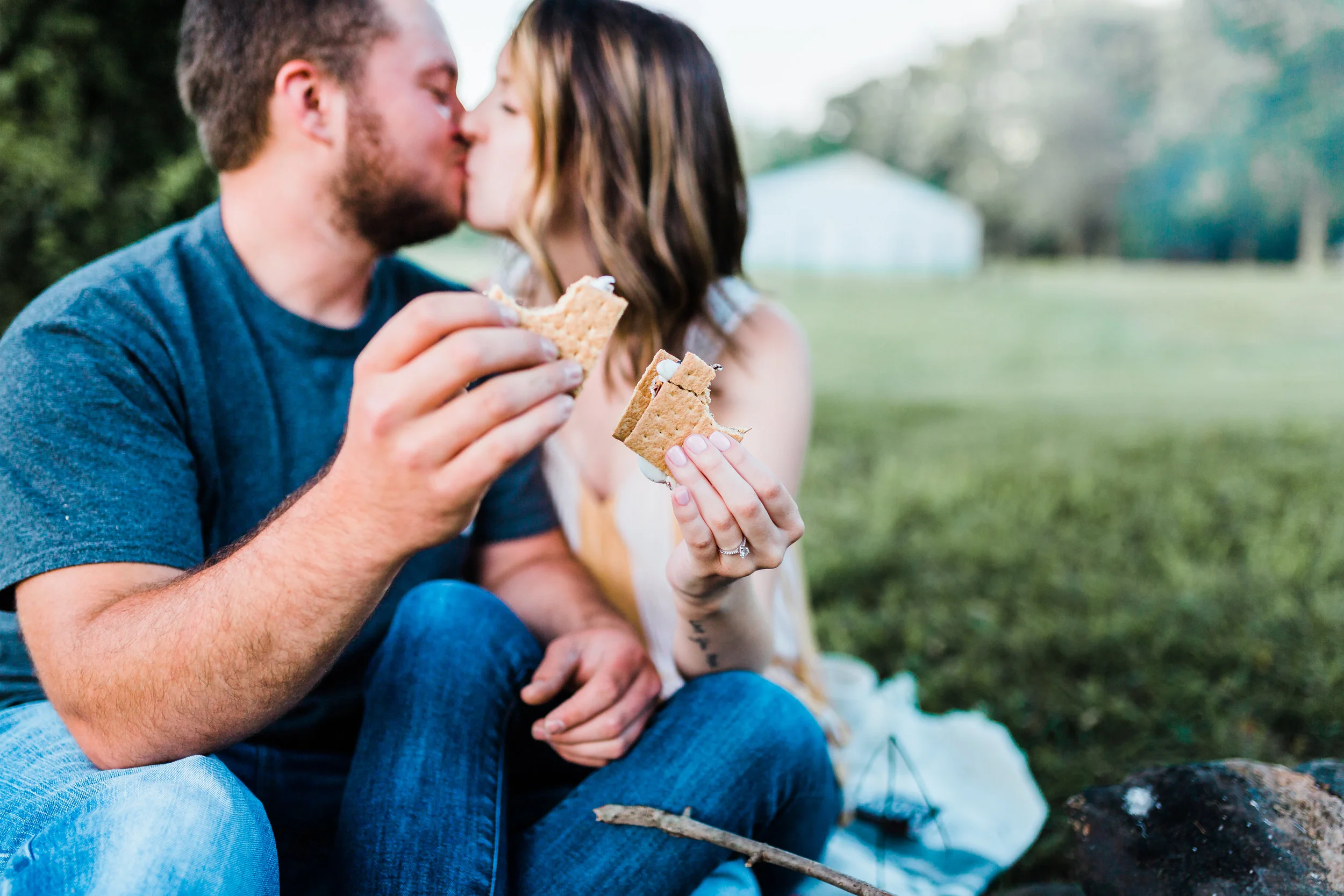 s'mores engagement session kiss - md engagement photographer and wedding photographer