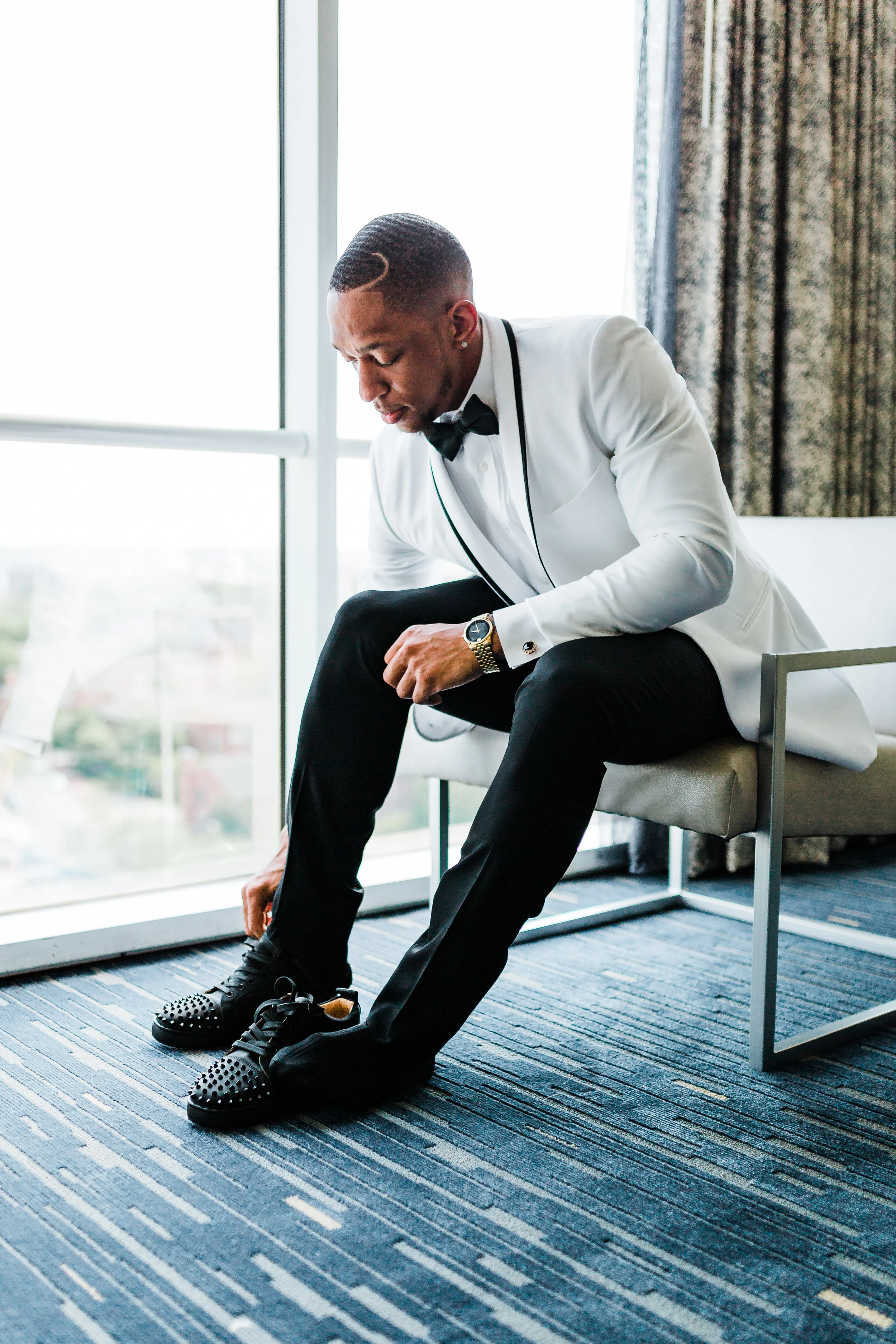 groom getting ready at Hyatt Regency Inner Harbor Baltimore Maryland