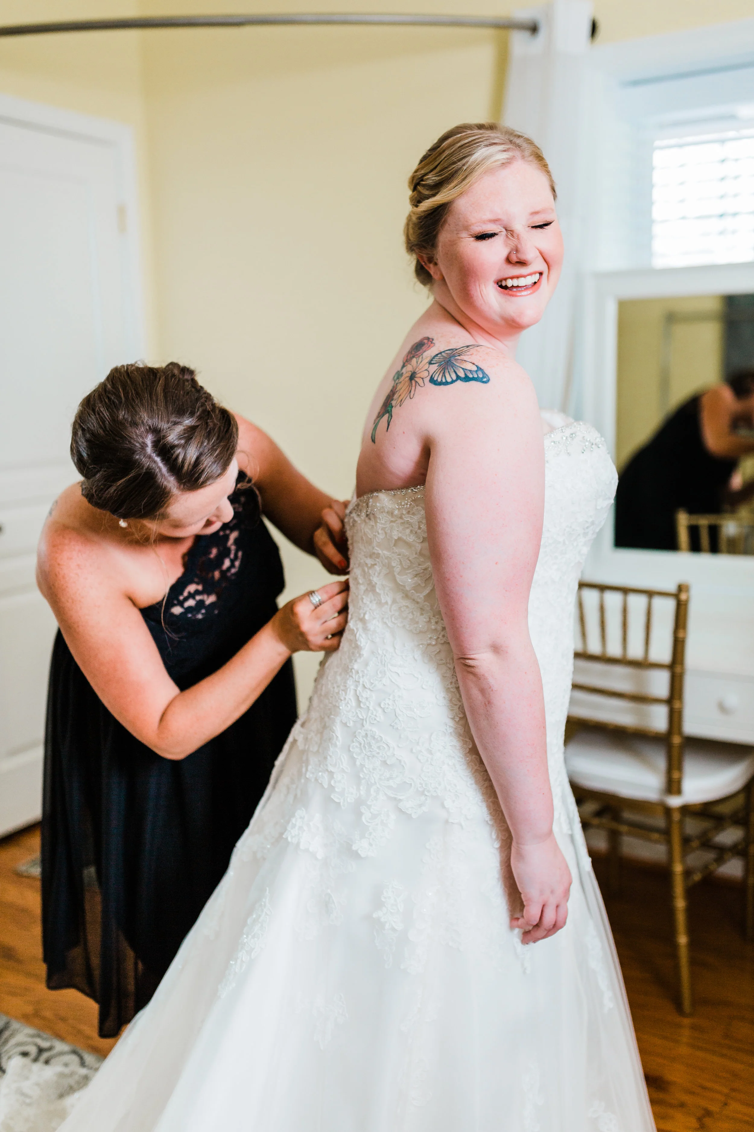 bride laughing while getting ready in her bridal suite - pasadena md wedding - best maryland wedding photographer and videographer - waterfront wedding venues in maryland - kurtz's beach bridal cottage