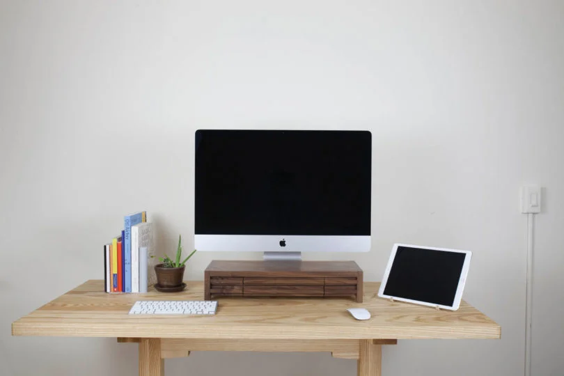 Planet-6-Premium-Desk-Stand-8-810x540.jpg