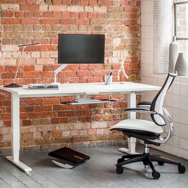 17_humanscale_float_height_adjustable_table_edit1.jpg
