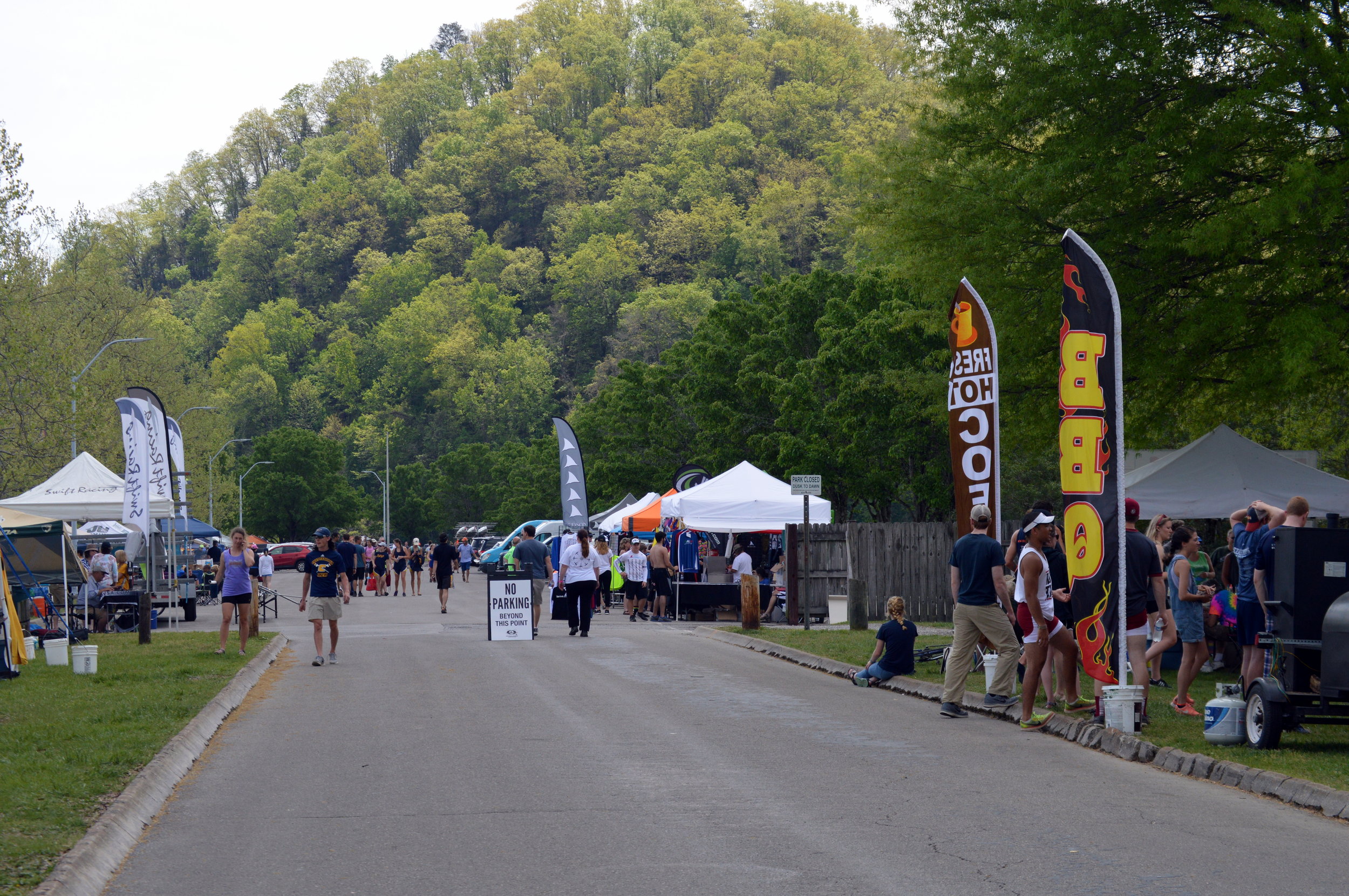  During big rowing events, vendors and spectators gather along the peninsula at Melton Hill Park.&nbsp; 